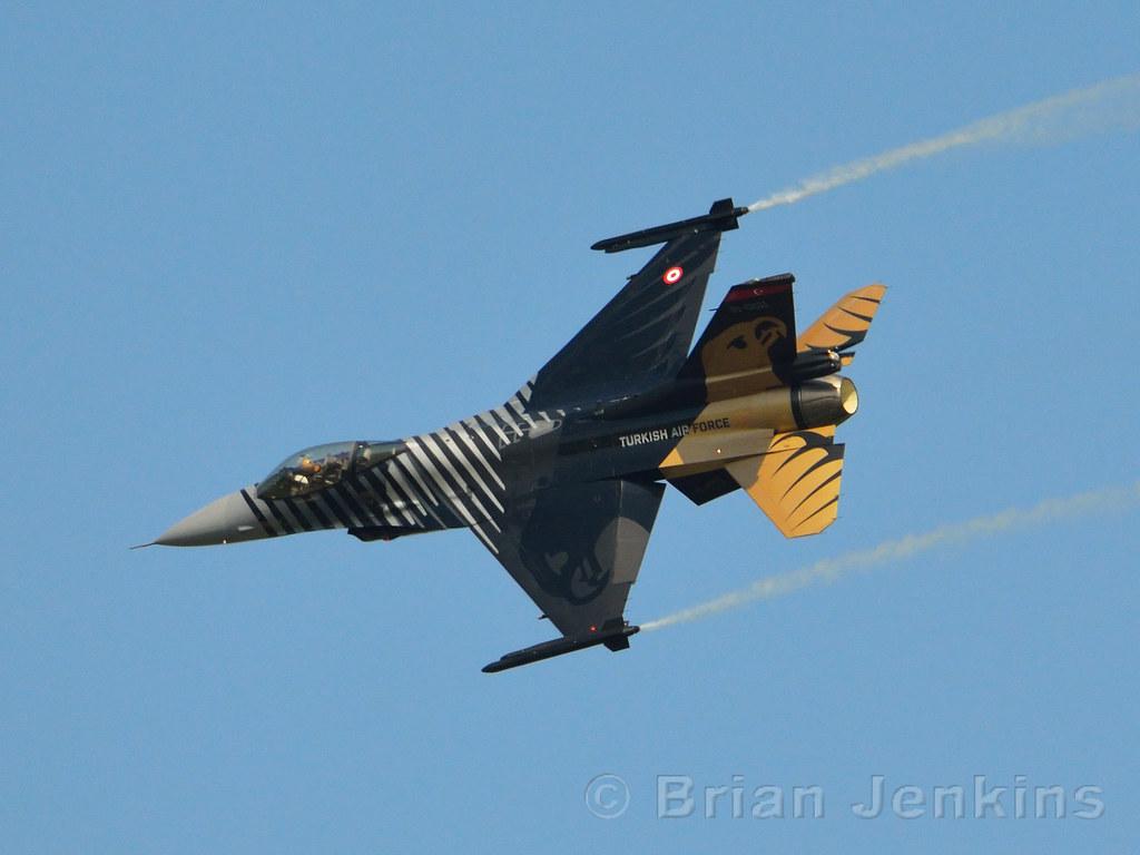 1024x768 Solo Turk F 16. Waddington Airshow 2013