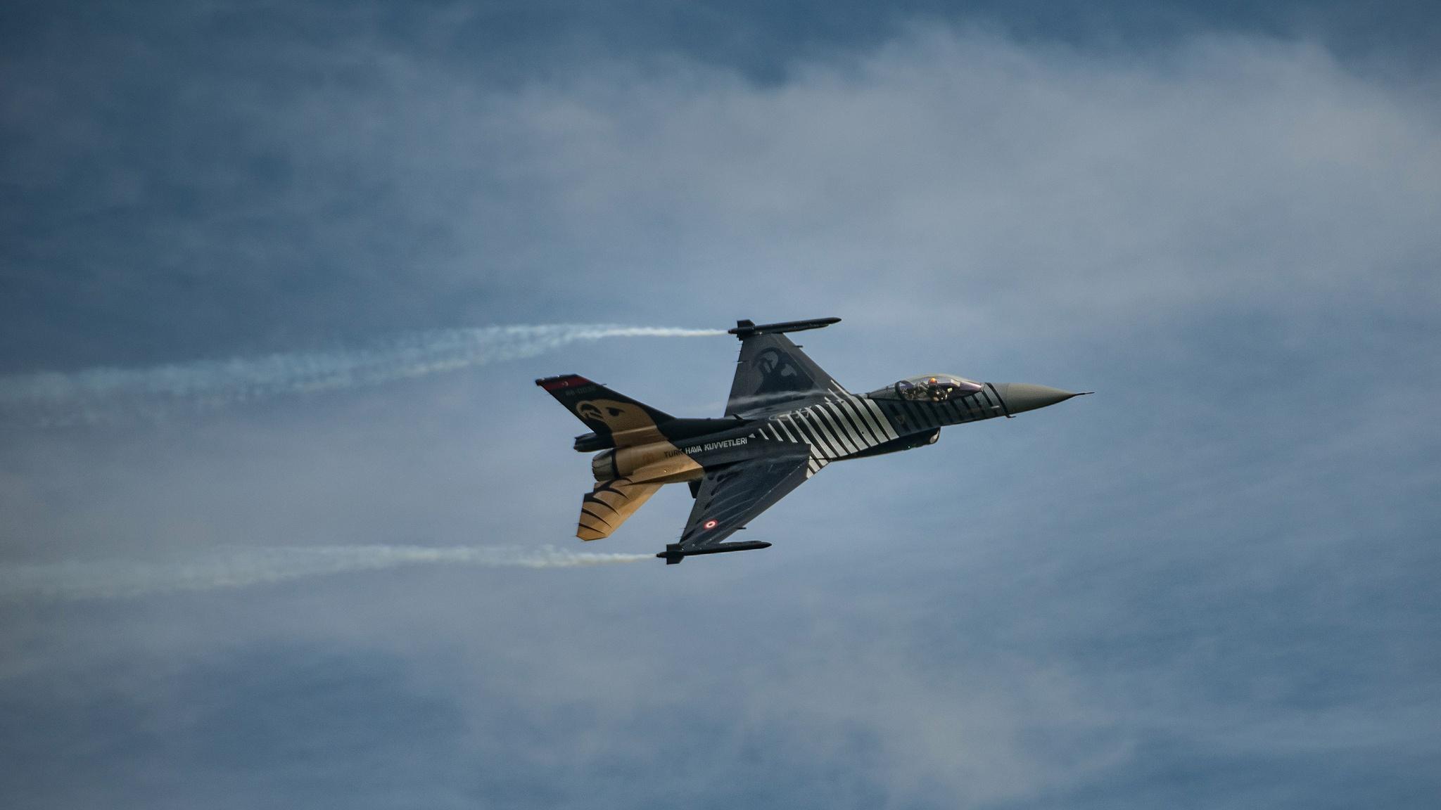 2048x1152 General Dynamics F 16 Fighting Falcon HD Wallpaper