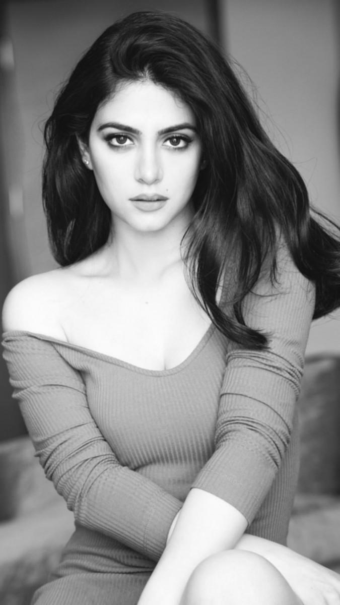 675x1200 Emeraude Toubia wallpaper