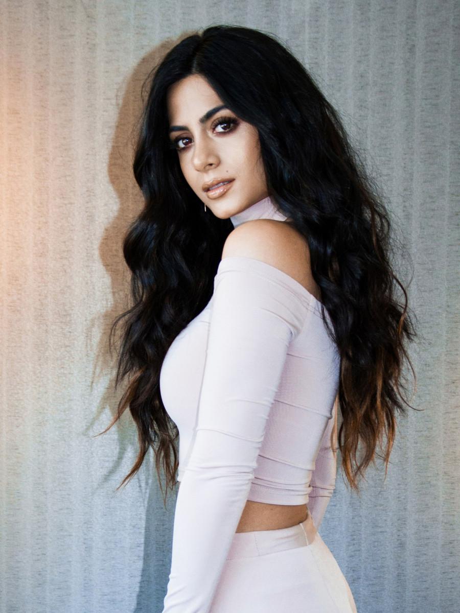 900x1200 Emeraude Toubia wallpaper