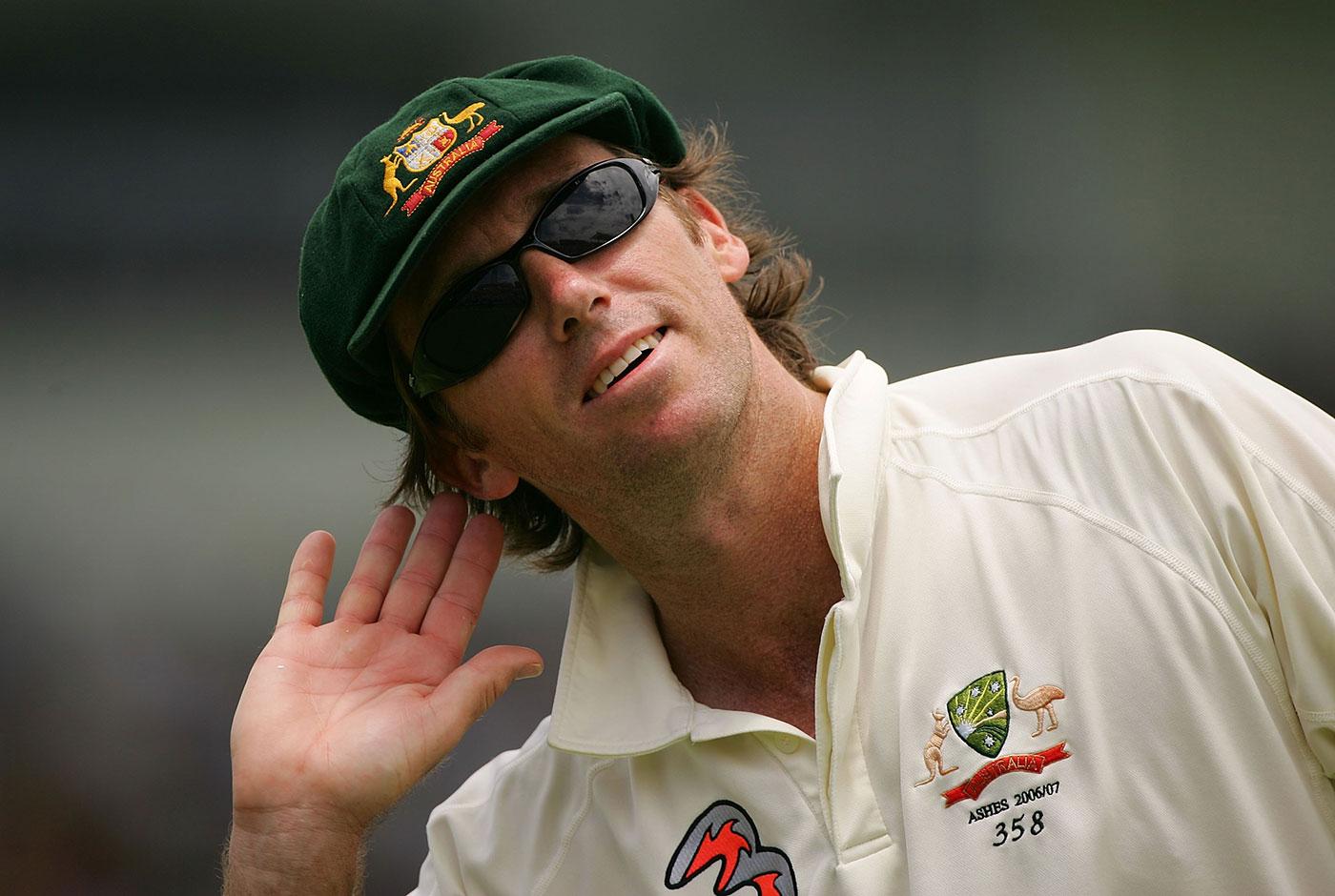 1400x940 Glenn McGrath jokes around with the crowd. Photo
