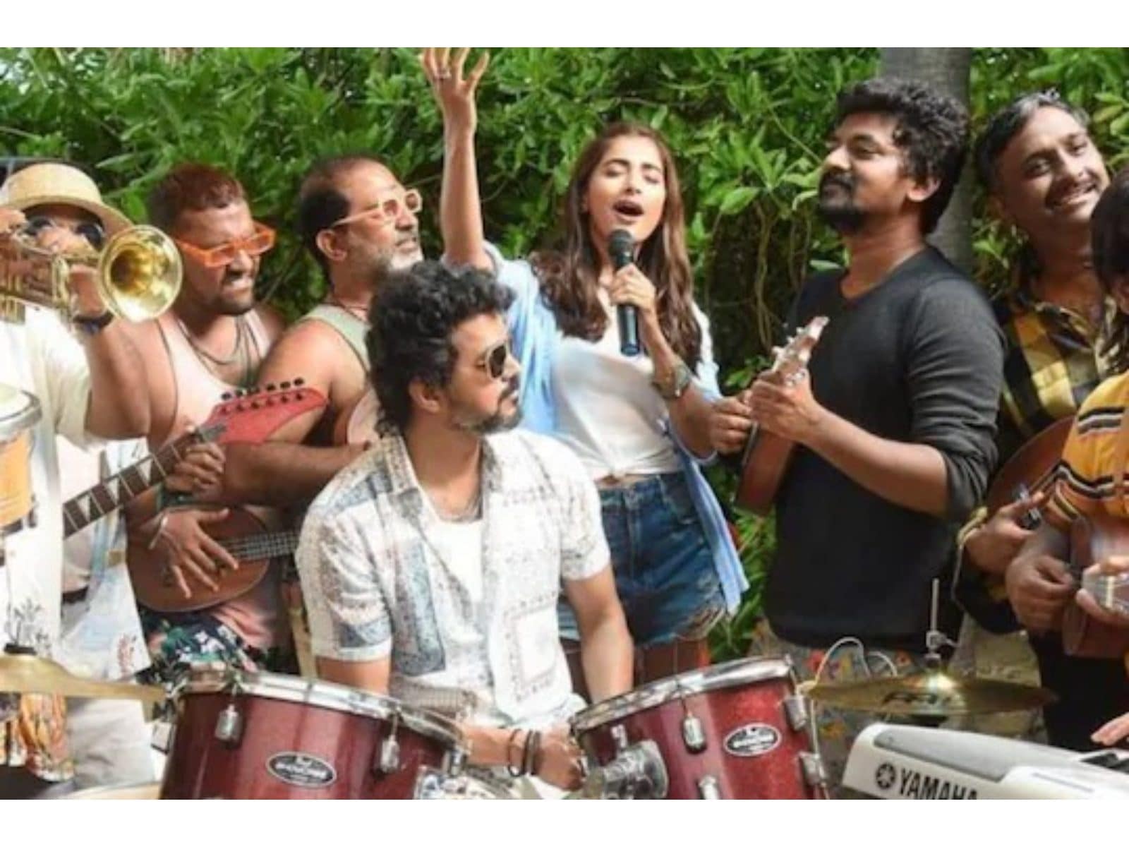 1600x1200 Band's Back Together': Pooja Hegde, Thalapathy Vijay's Picture From Sets of Beast