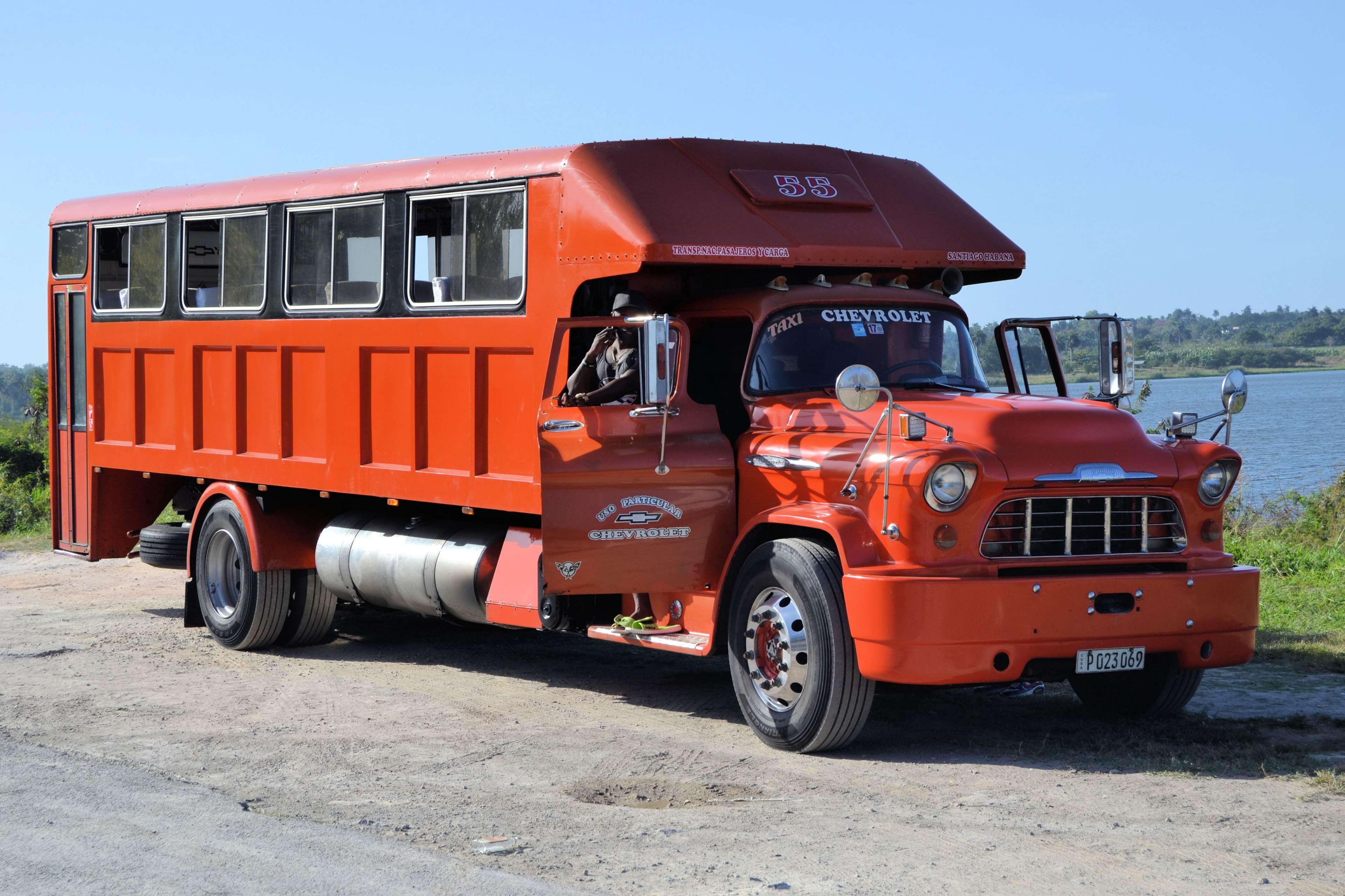 3840x2560 auto, chevrolet, cuba, oldtimer, passenger transport, red, truck
