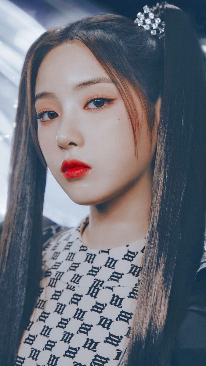 675x1200 NMIXX JIWOO WALLPAPER. Stage outfits, Wallpaper, Outfits