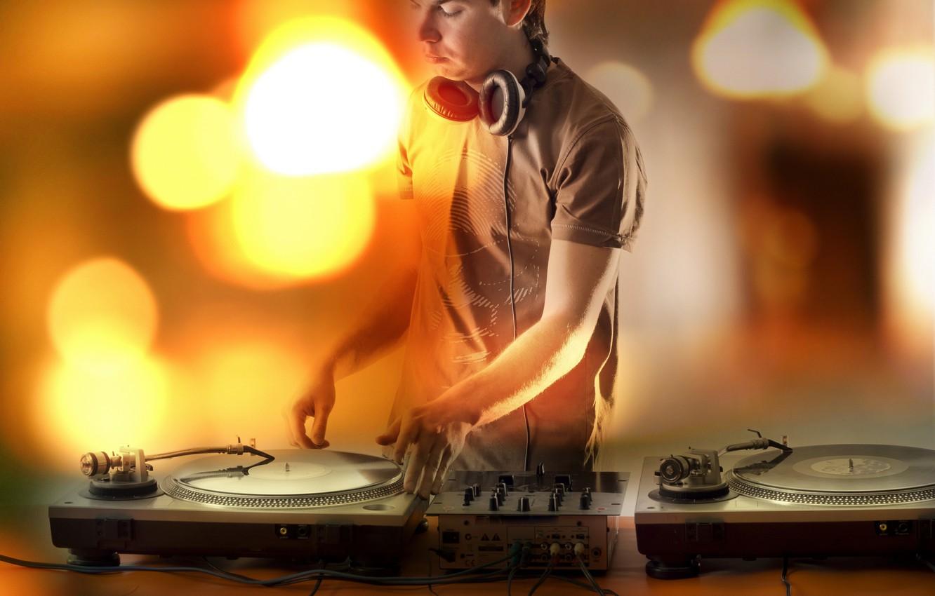 1332x850 Wallpaper plate, music, club, headphones, guy, DJ image for desktop, section музыка