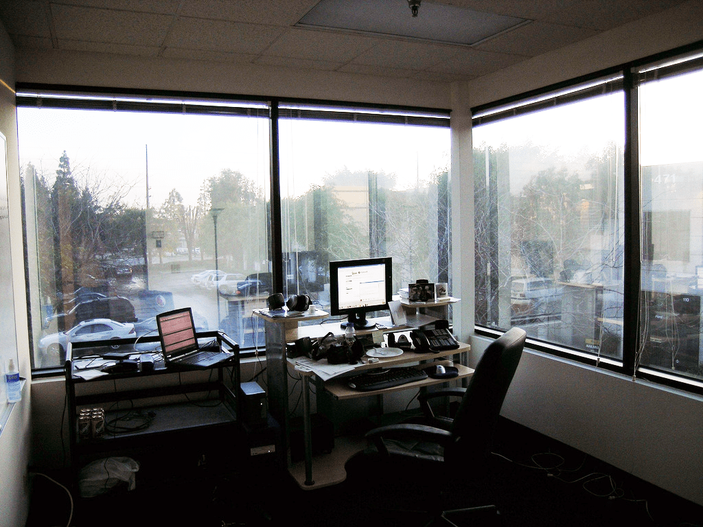 1024x768 Corner office