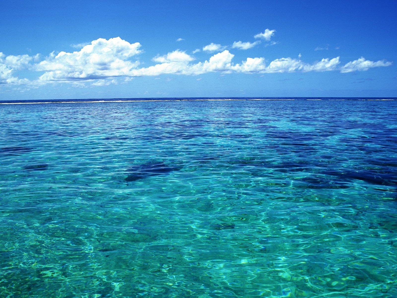 1600x1200 Tahiti crystal clear sea water wallpaper