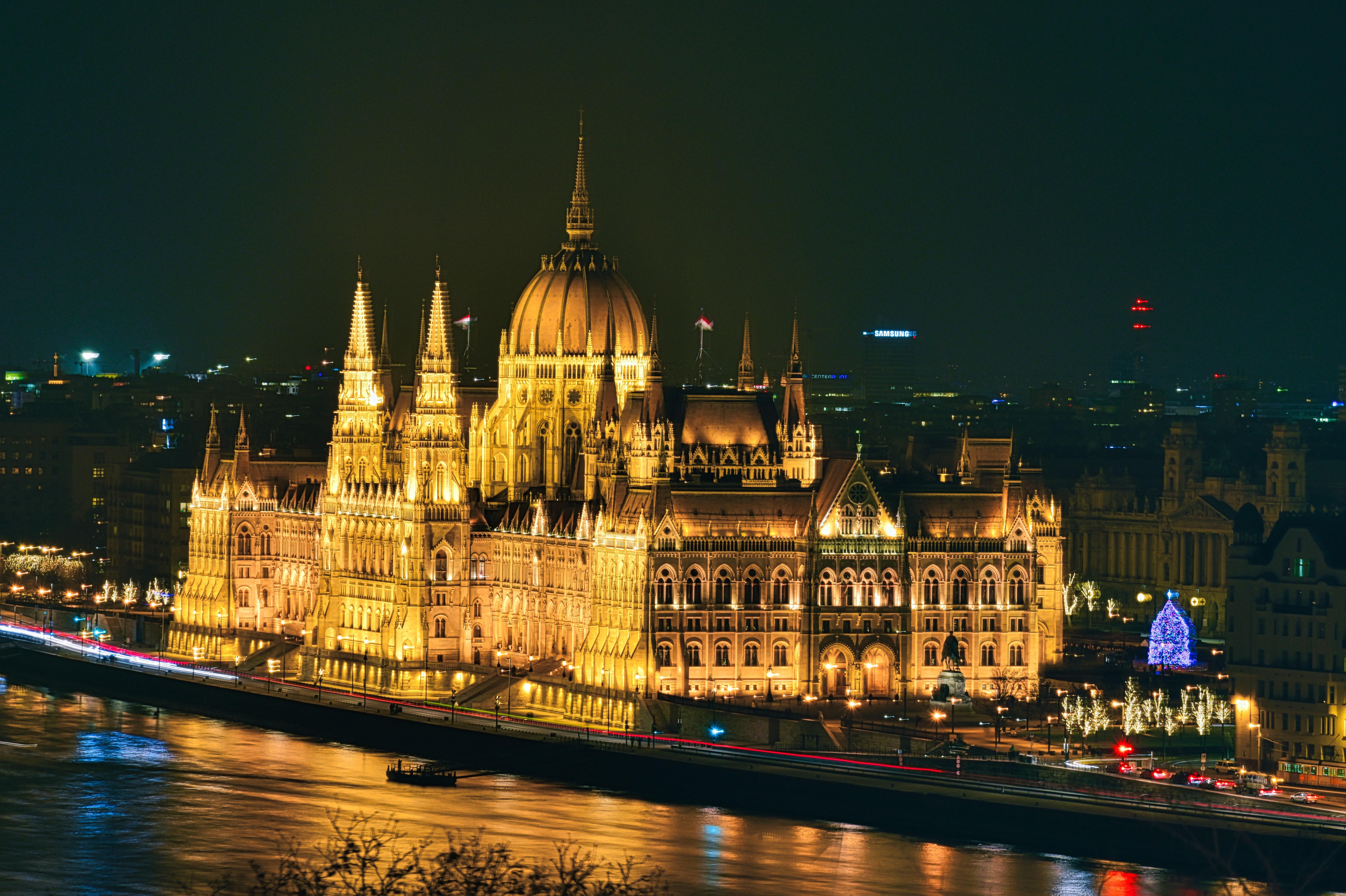 5709x3802 The Hungarian Parliament Building · Free