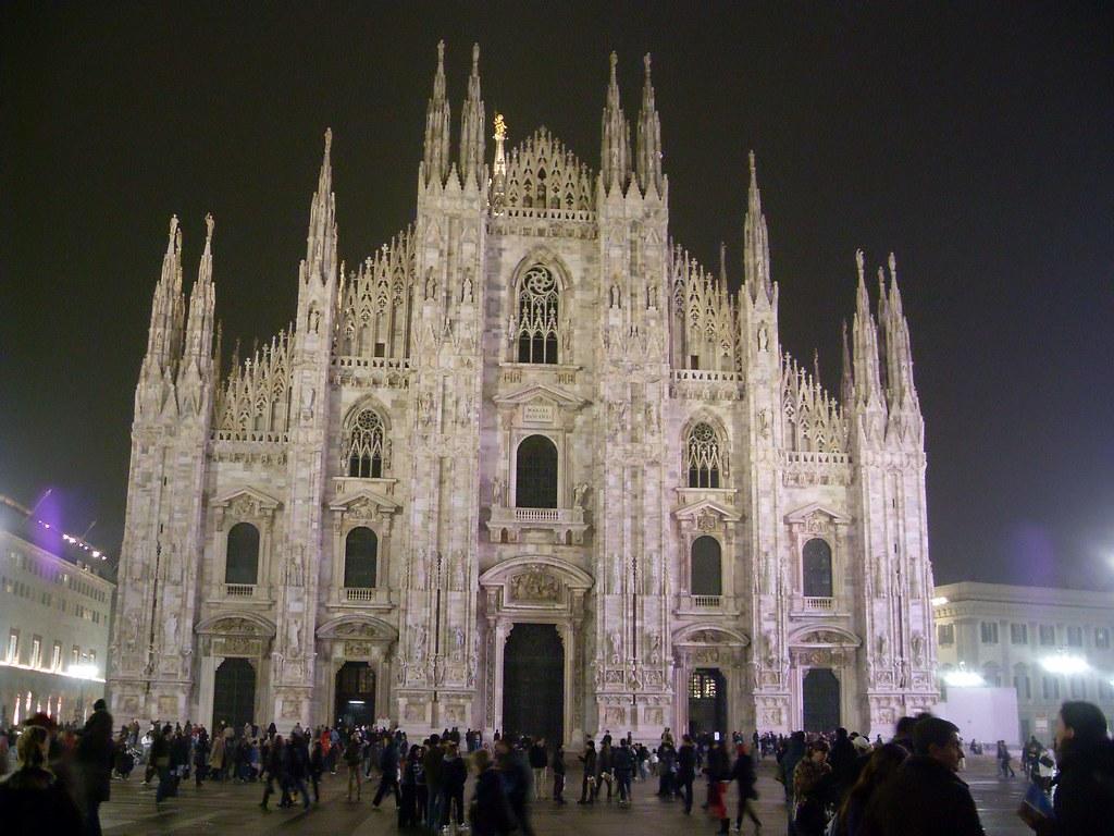 1024x768 Duomo di Milano at night. Travel photo / worldwidetourist
