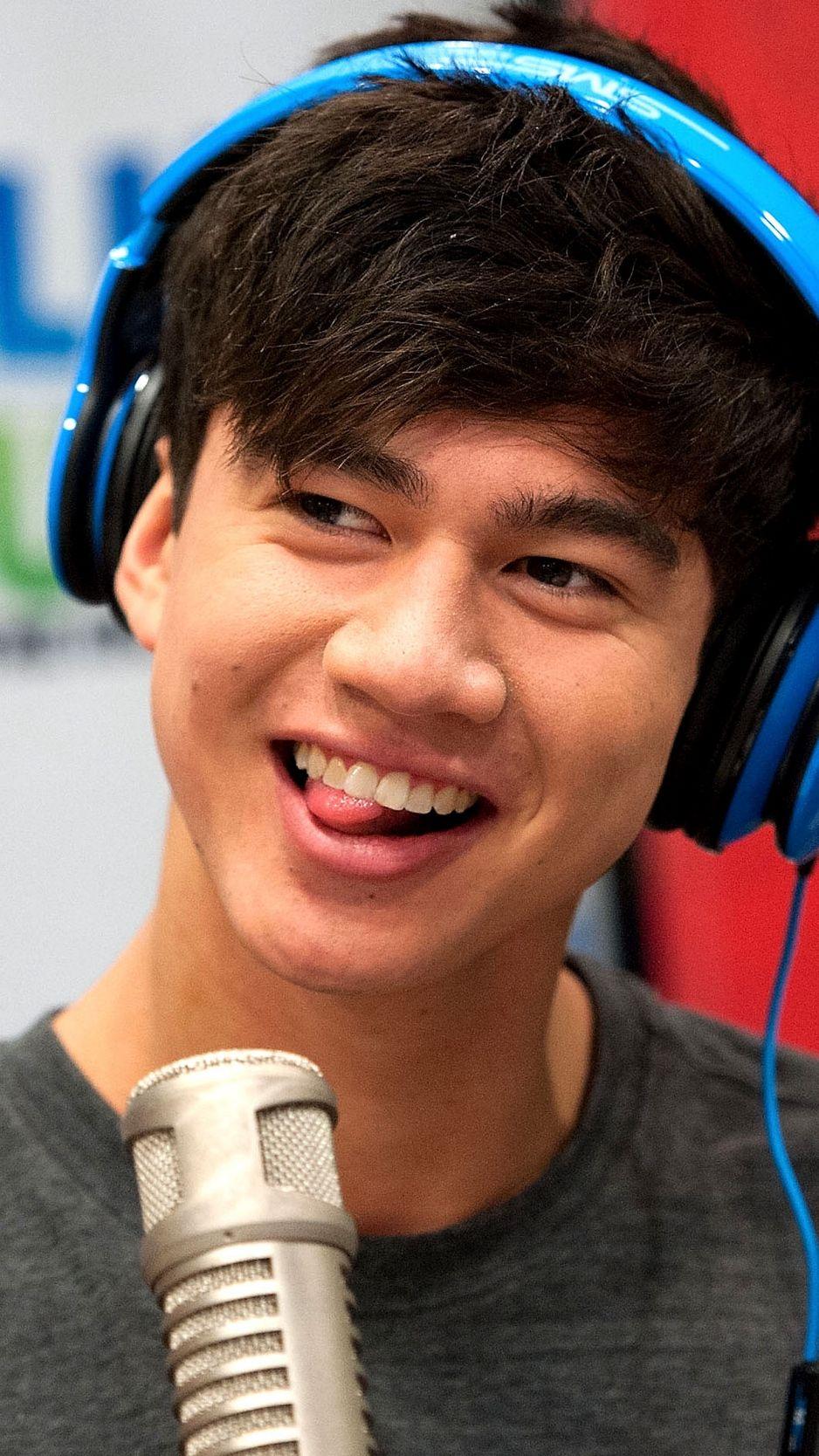 938x1668 Download wallpaper 938x1668 calum hood, singer, celebrity, brunette