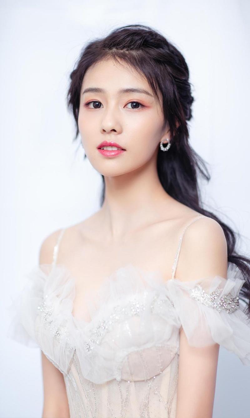 800x1333 Bai Lu (白鹿) Wallpaper for Android