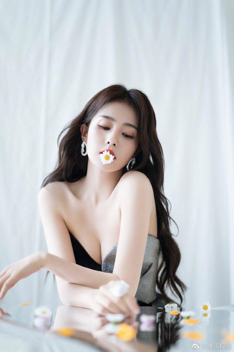 800x1200 Trending Weibo - #BaiLu for the ELLE China Style Awards 2020. All photo: #白鹿