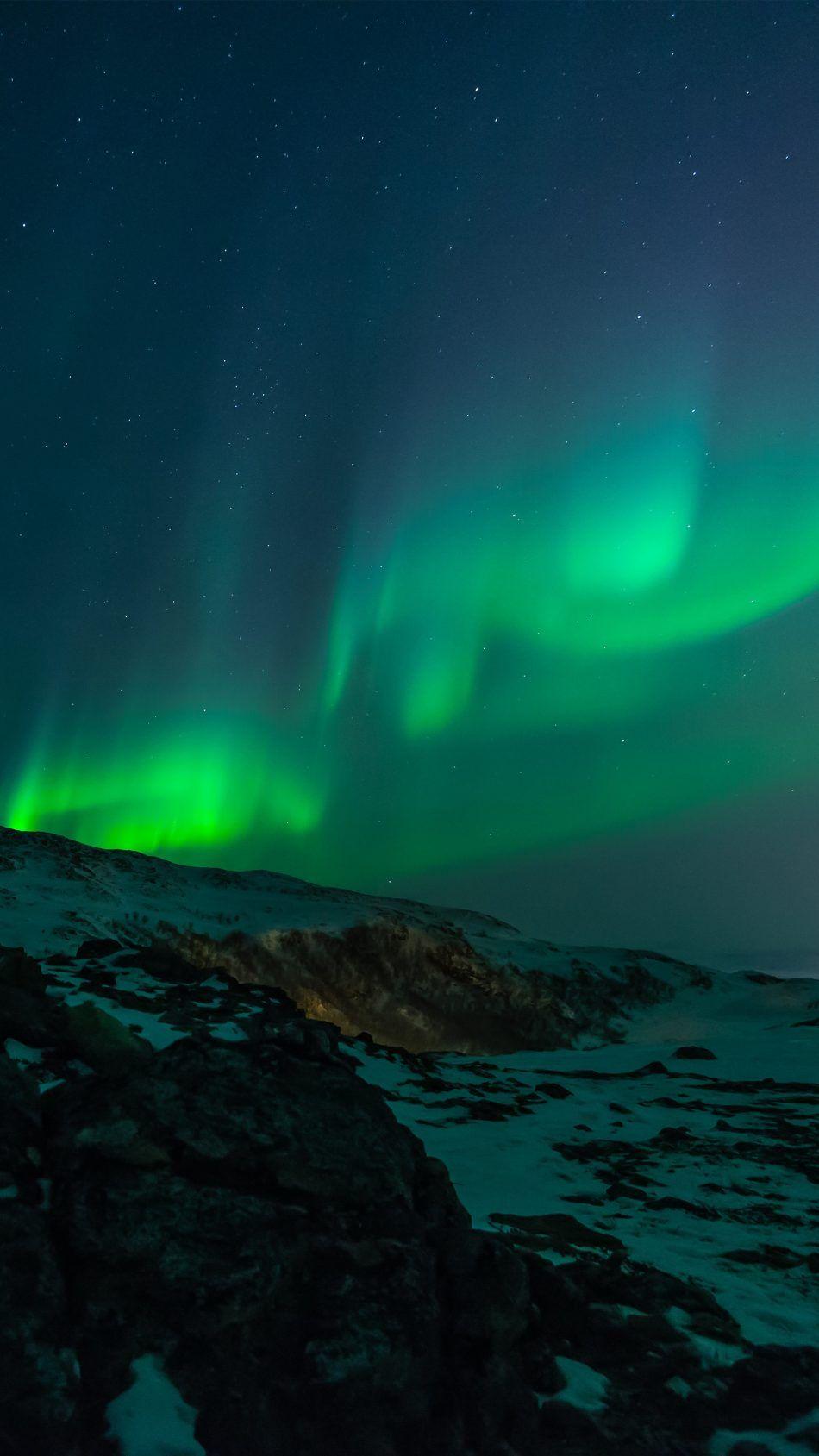 950x1689 Northern Lights Aurora Borealis Landscape 4K Ultra HD Mobile Wallpaper