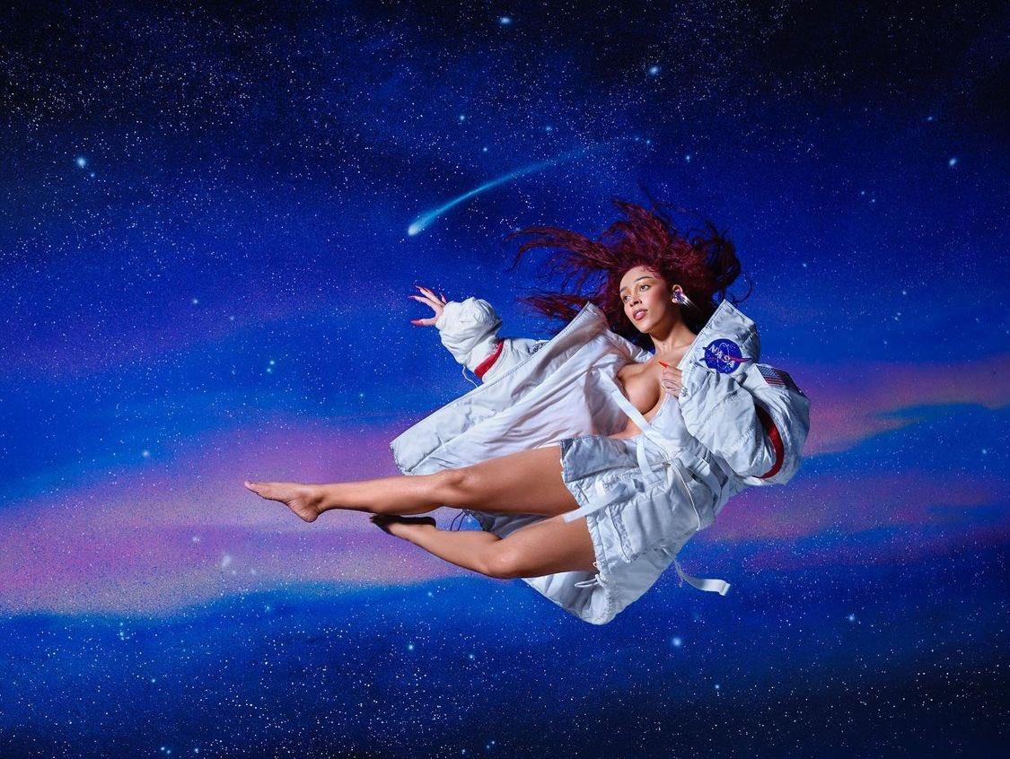 1125x846 Planet Her Wallpaper