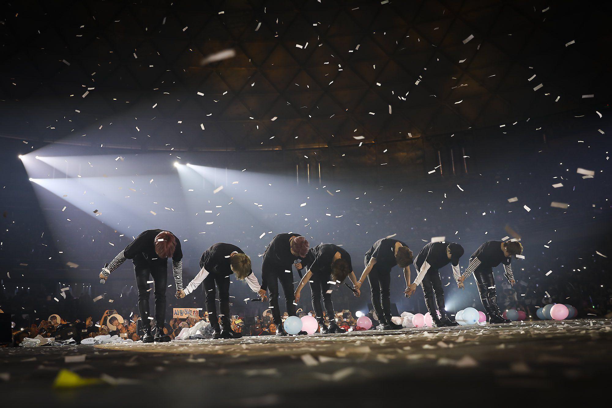 2000x1333 BTS On Stage Wallpaper