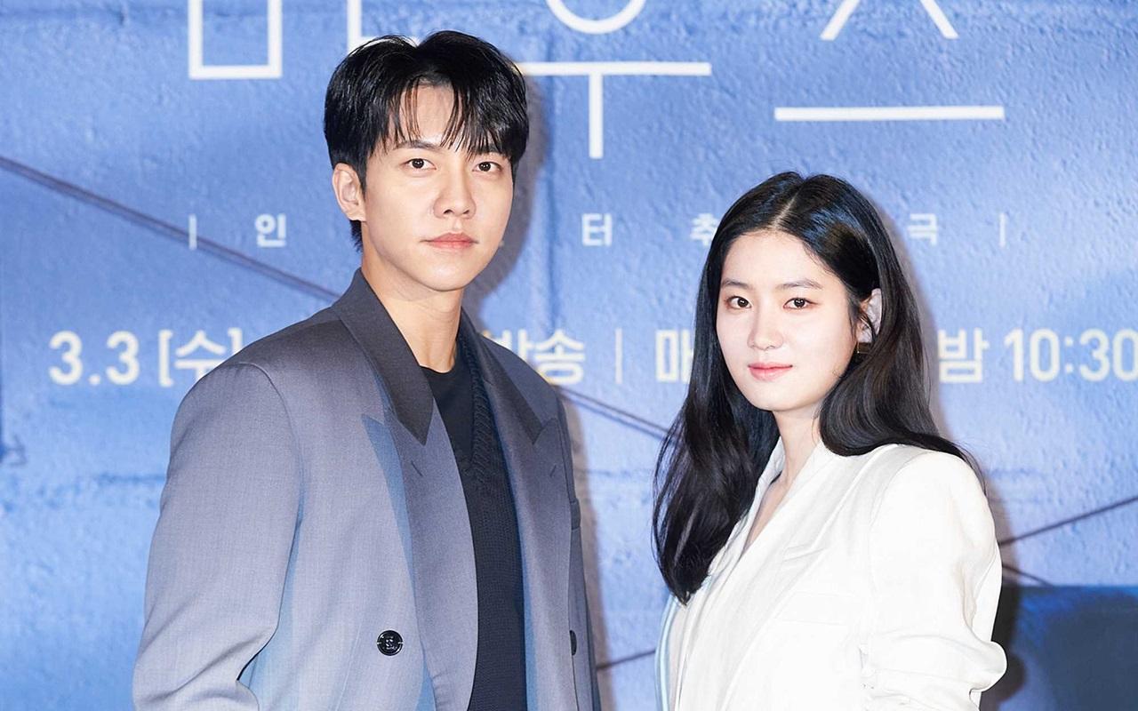 1280x800 Lee Seung Gi and Park Ju Hyun farewell with their respective characters in 'Mouse'