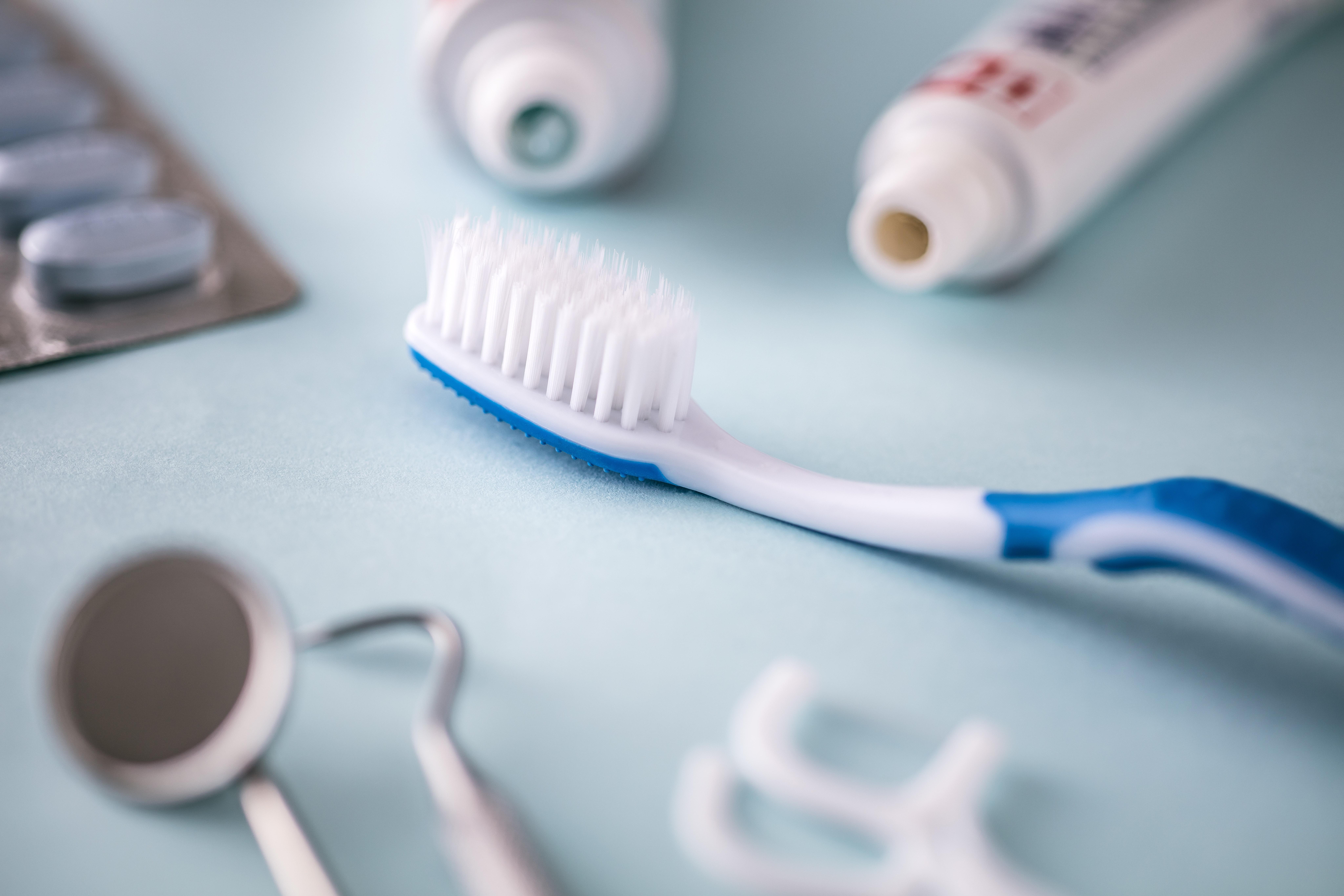 8192x5461 Teamwork bridges dental care gap