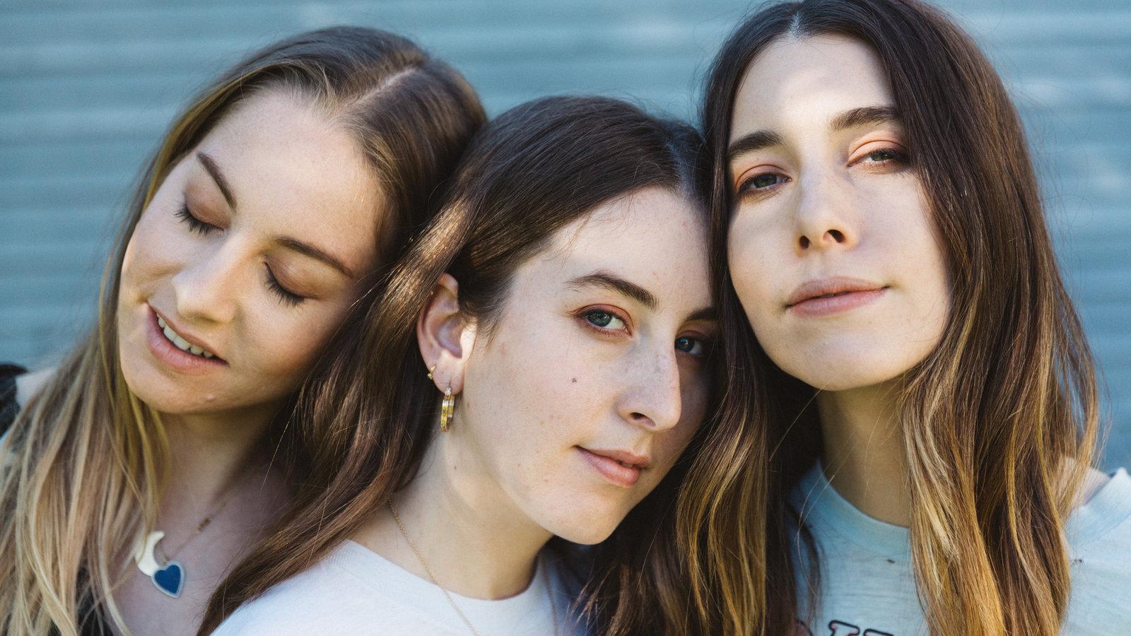 1600x900 Haim Wants to Prove That Vintage Vibes Feel Just Fine Now