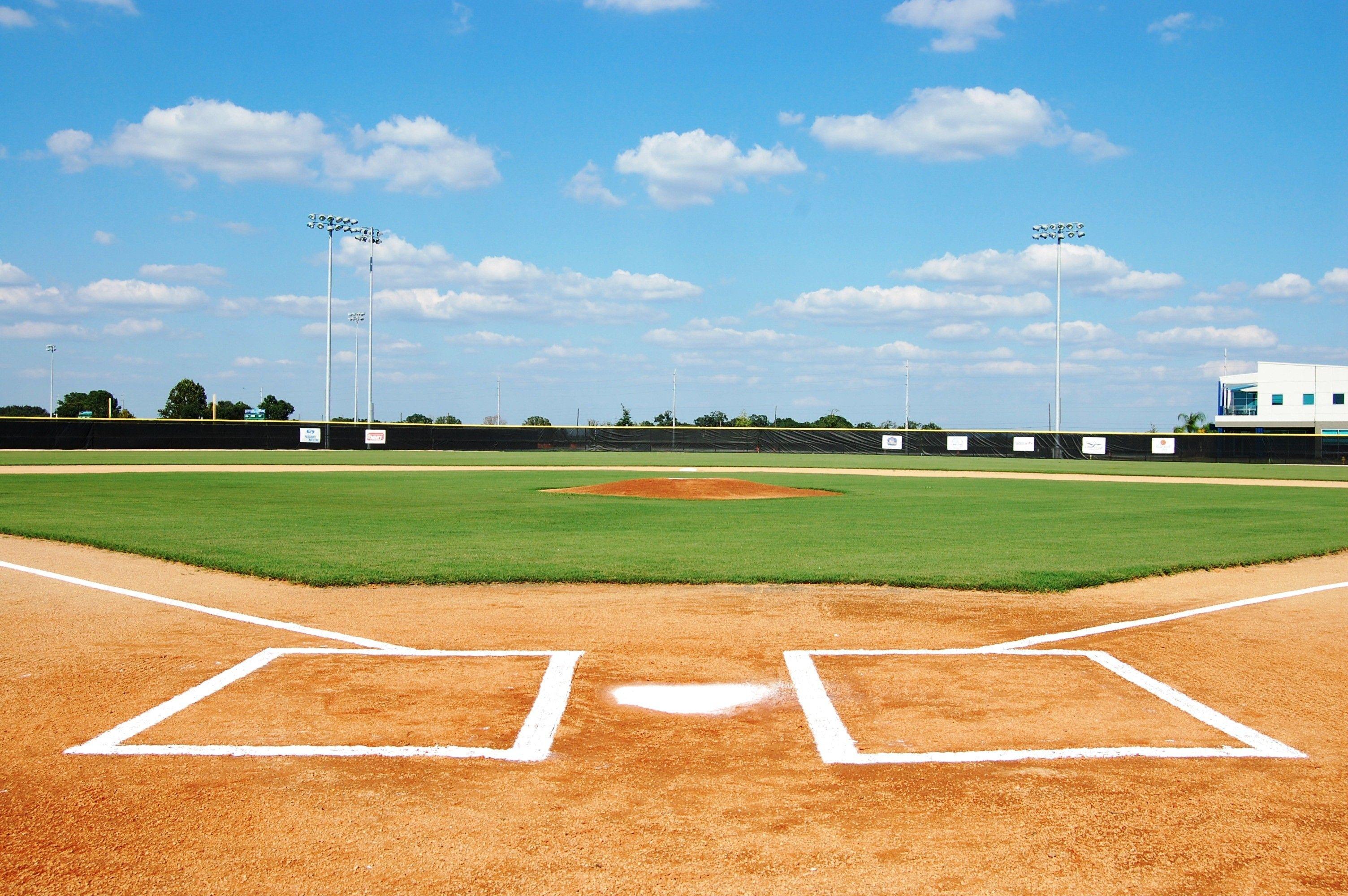 Matched field. Софтбол поле. Софтбол и Бейсбол. Поле для бейсбола. Спортивное поле.