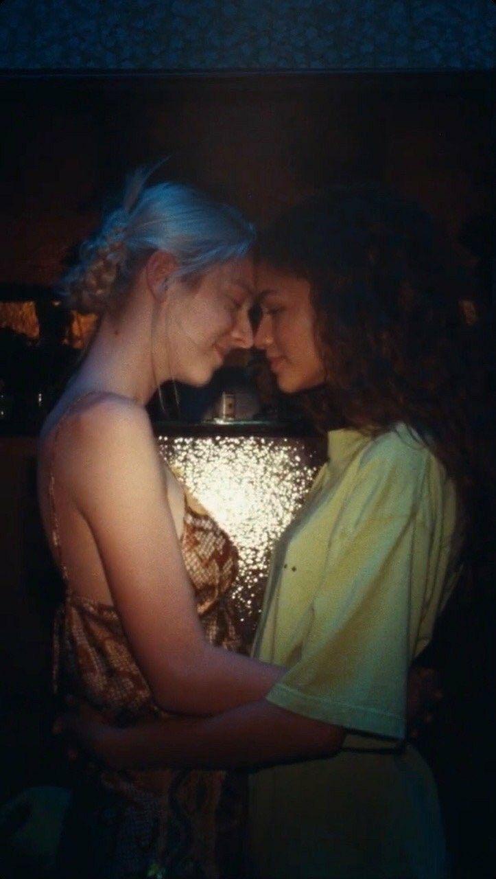 723x1280 jules and rue wallpaper. Cute lesbian couples, Girls in love, Euphoria