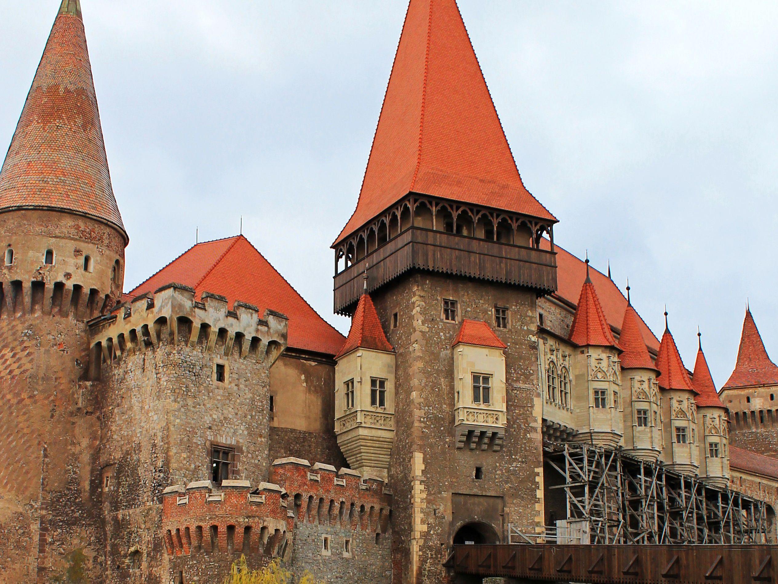 2529x1897 Romania Castle: Legends, Photo, Visitor Information