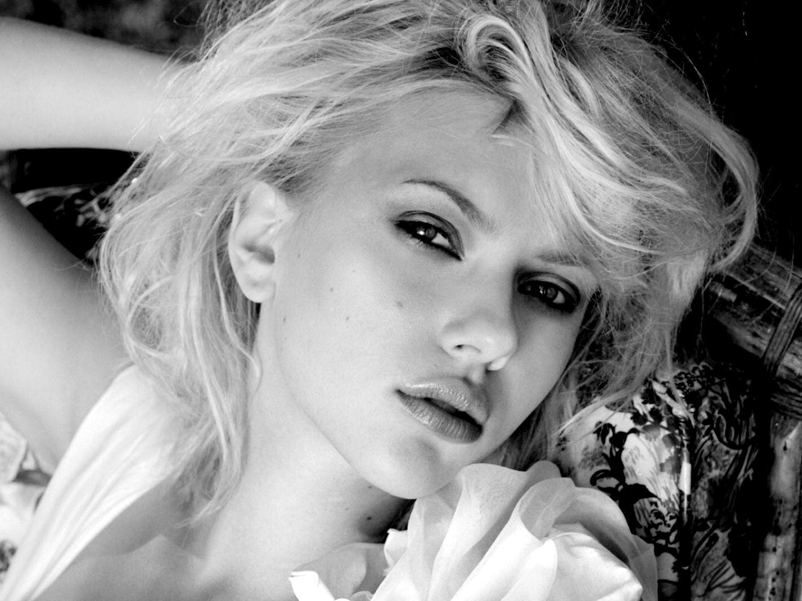 1600x1200 Hollywood Actress Wallpaper. HD Celebrity Wallpaper