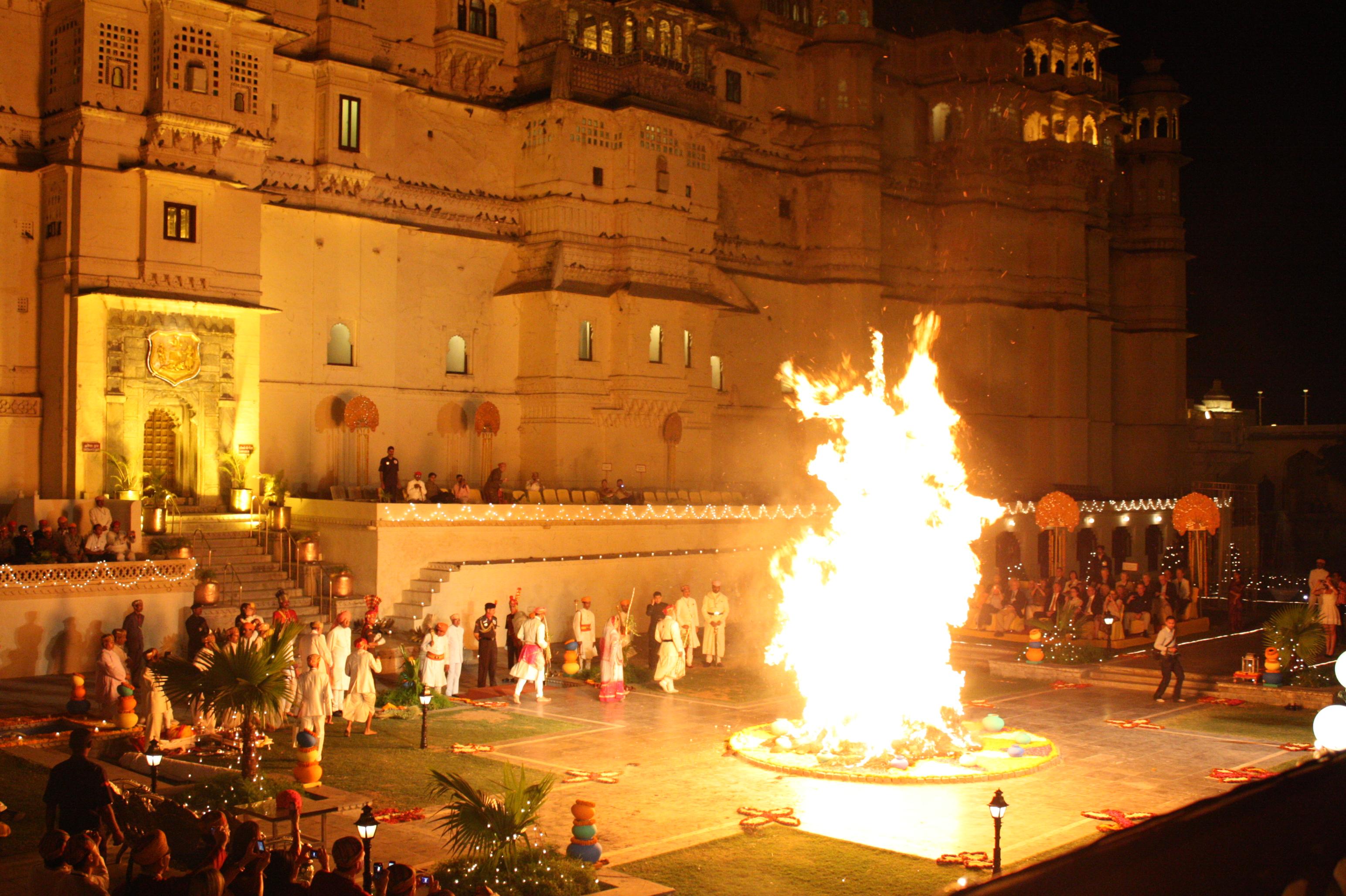 Лори в индии. Холи Holika Dahan. Праздник Холи в Индии сжигание чучела. Демоница Холика Индия фото. Праздник огня Лори.