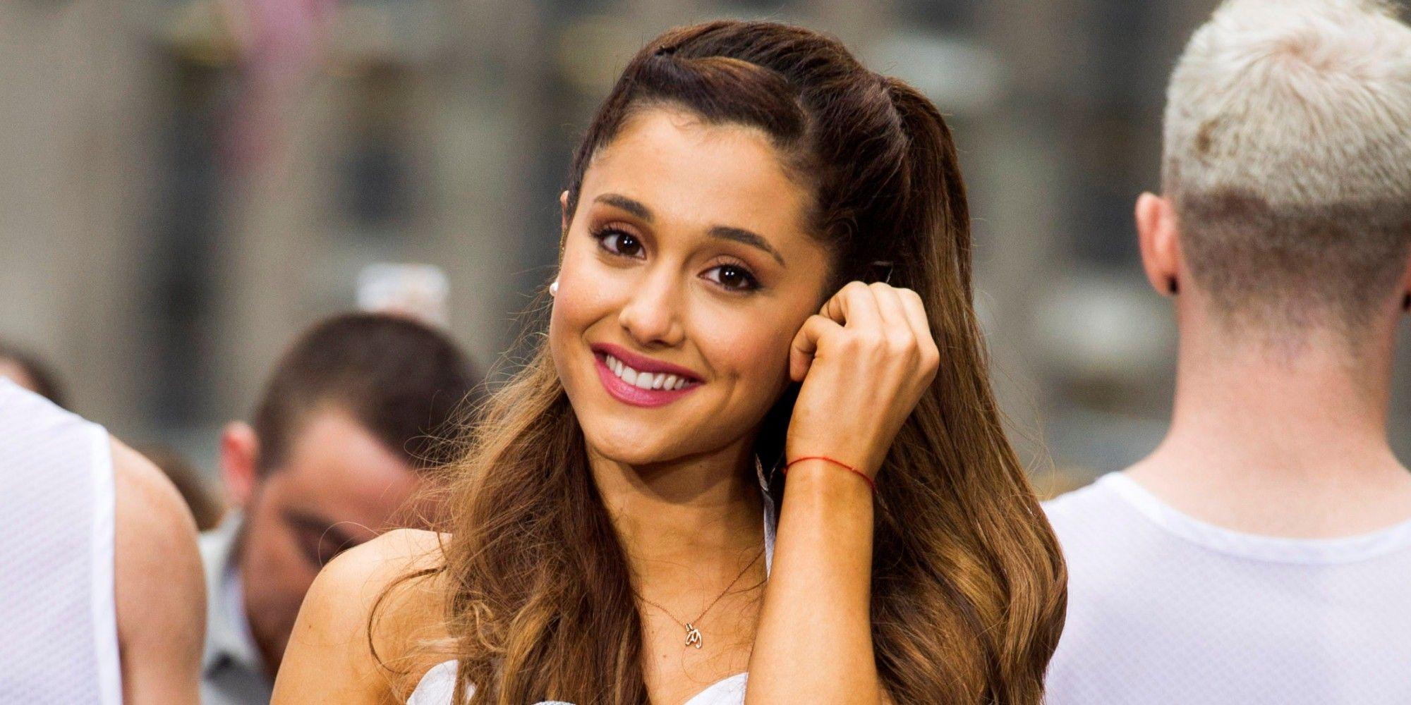 2000x1000 Download Ariana Grande Hot HD Wallpaper