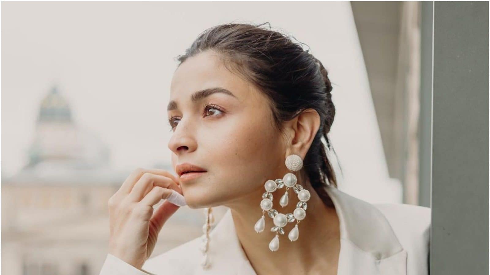 1600x900 Alia Bhatt Looks Captivating In Picture Before Gangubai Kathiawadi Premiere At Berlinale