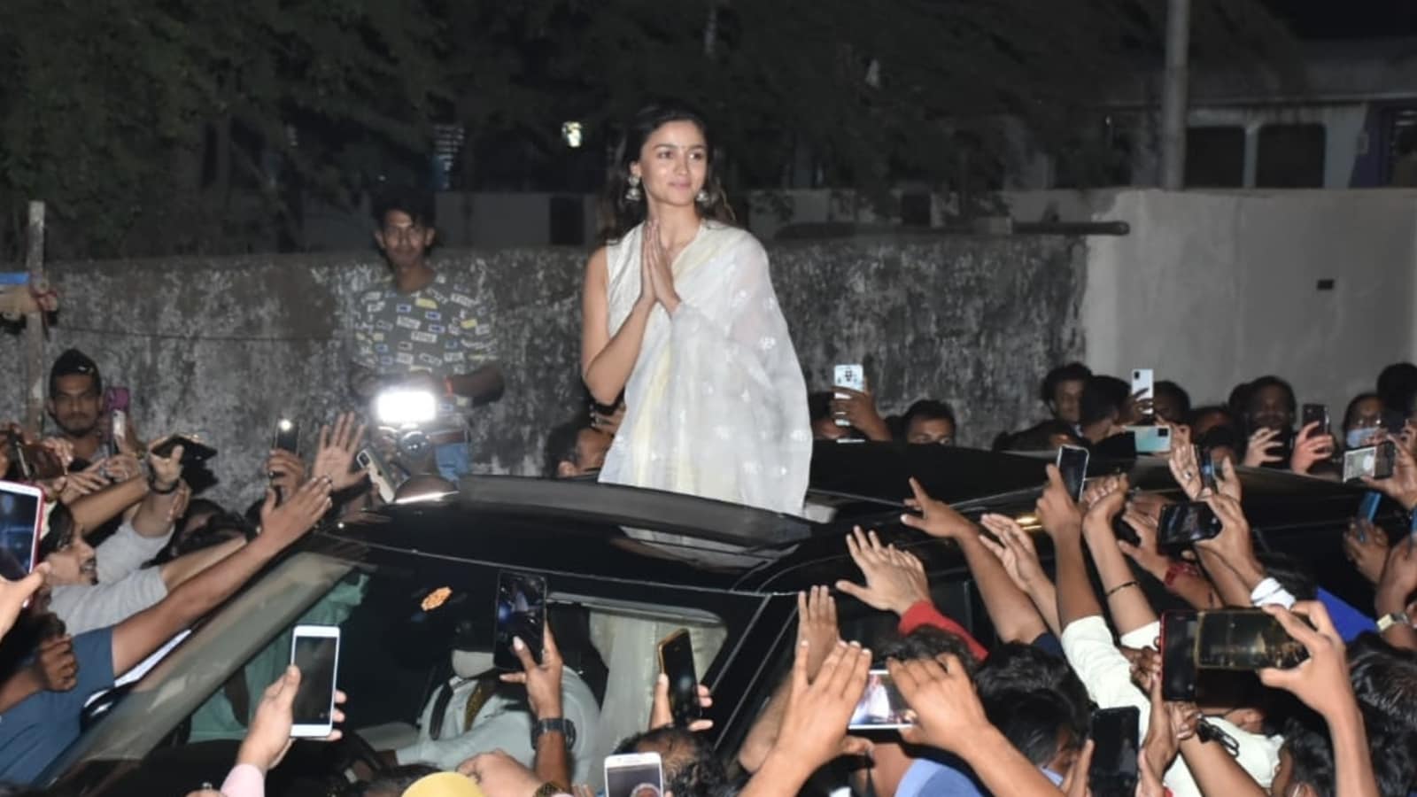 1600x900 Gangubai Kathiawadi box office collection day 1: Alia Bhatt film opens at ₹10 cr, actor visits theatre to see response