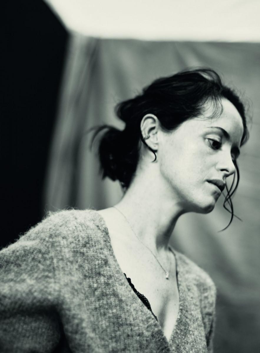 883x1200 Claire Foy wallpaper