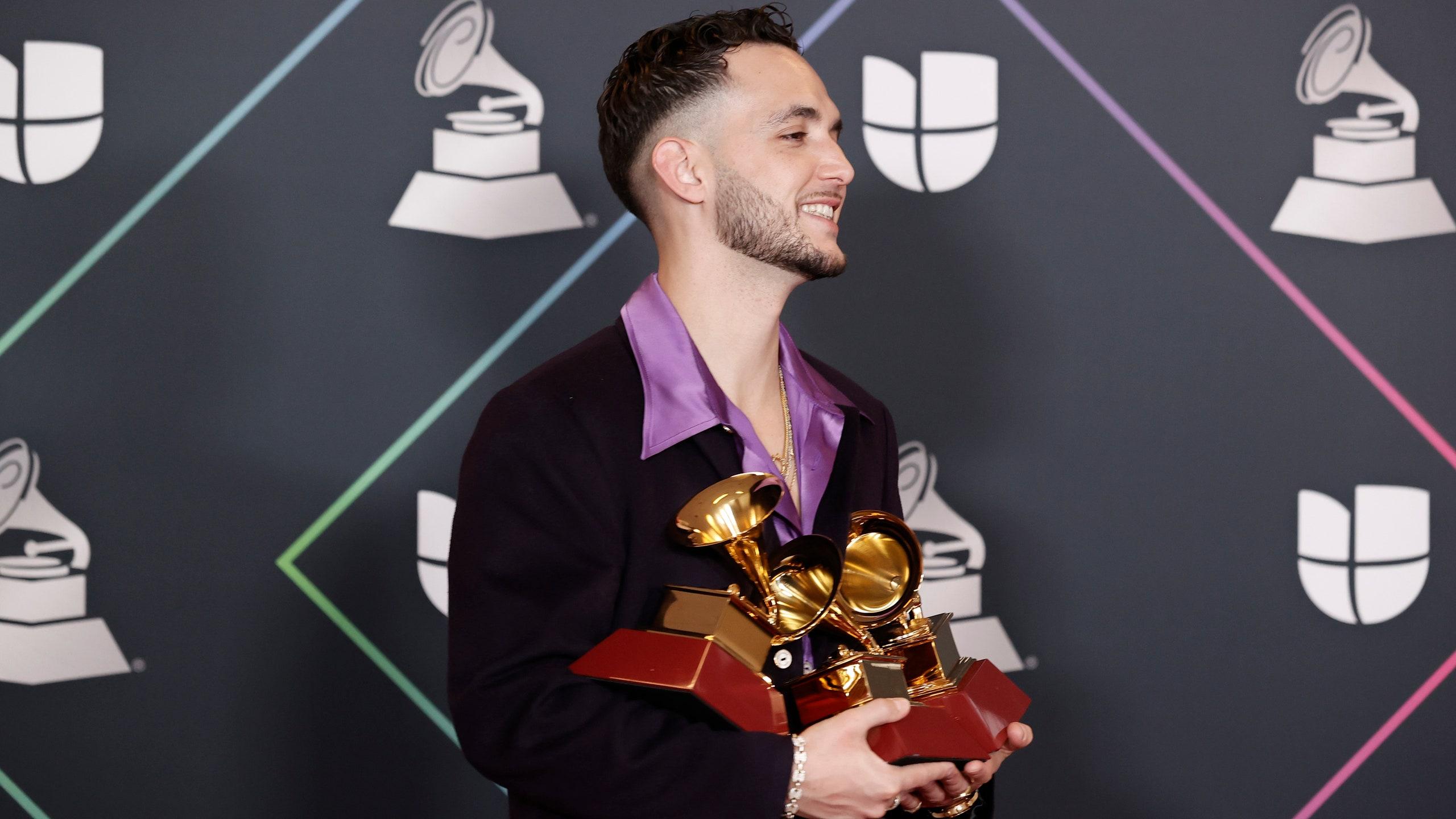2560x1440 C. Tangana vistió dos trajes dignos de ganador indiscutible en los Premios Grammy Latinos. GQ España