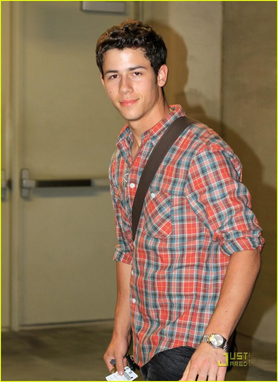 890x1222 Nick Jonas Delta Goodrem Movies Jonas Y Delta Goodrem