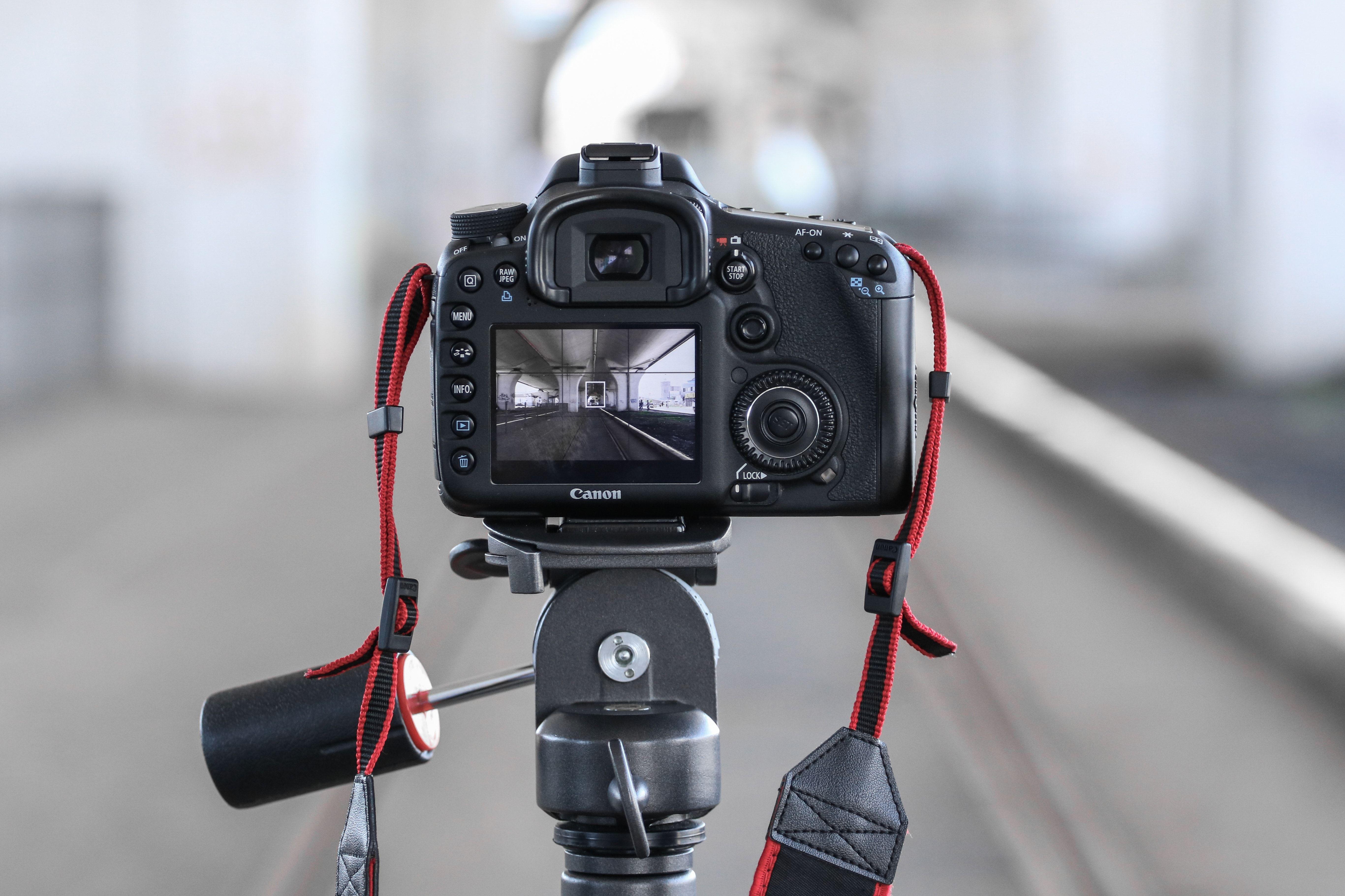 5466x3644 black canon camera on black tripod free image