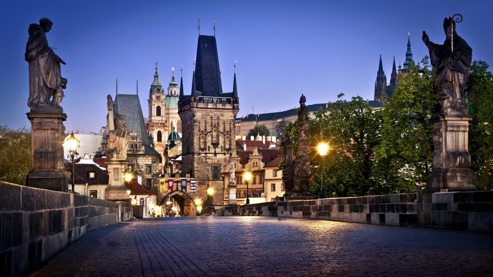 1600x900 Wallpaper 4k prague, charles bridge, czech republic 4k Wallpaper