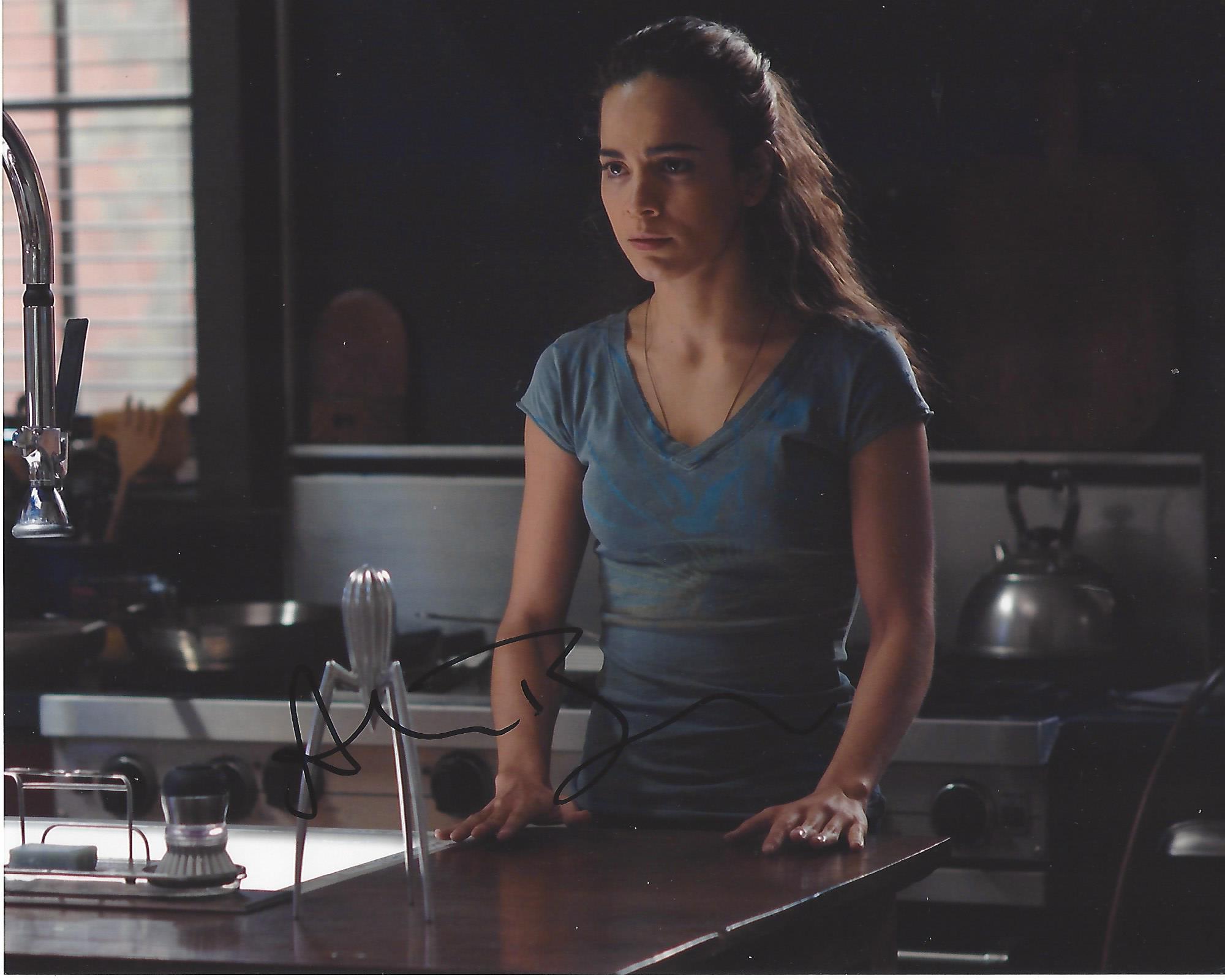 2000x1600 ALICE BRAGA Include CITY of GOD, LOWER CITY, I AM LEGEND, and PREDATORS Signed 10x8 Color Photo