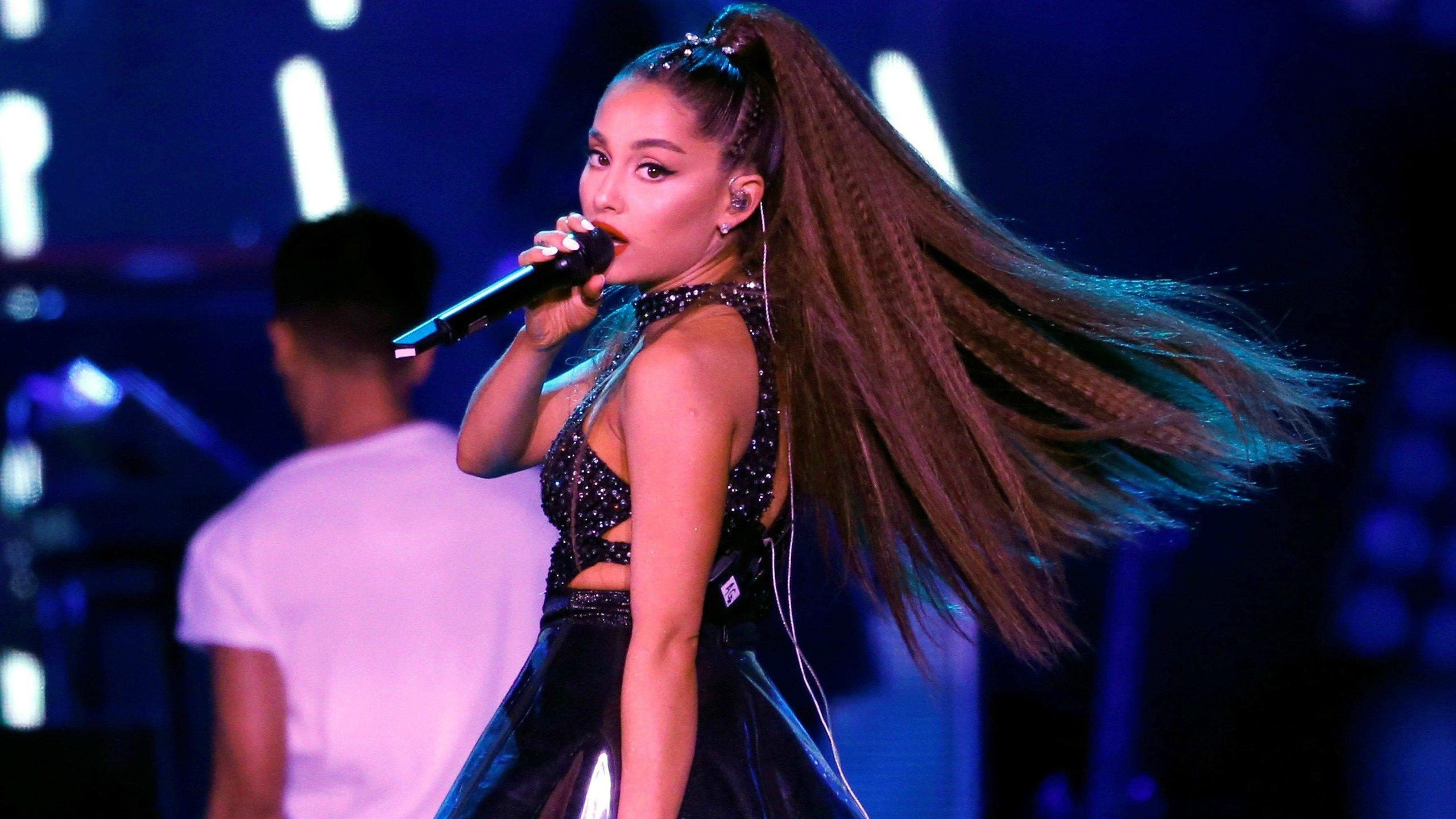 2560x1440 Ariana Grande Announces 'Sweetener' World Tour