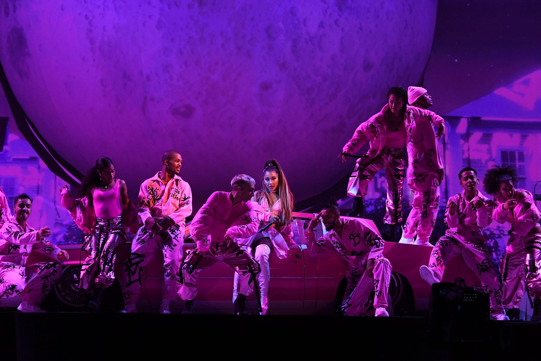 2048x1365 Ariana Grande Sweetener World Tour Picture