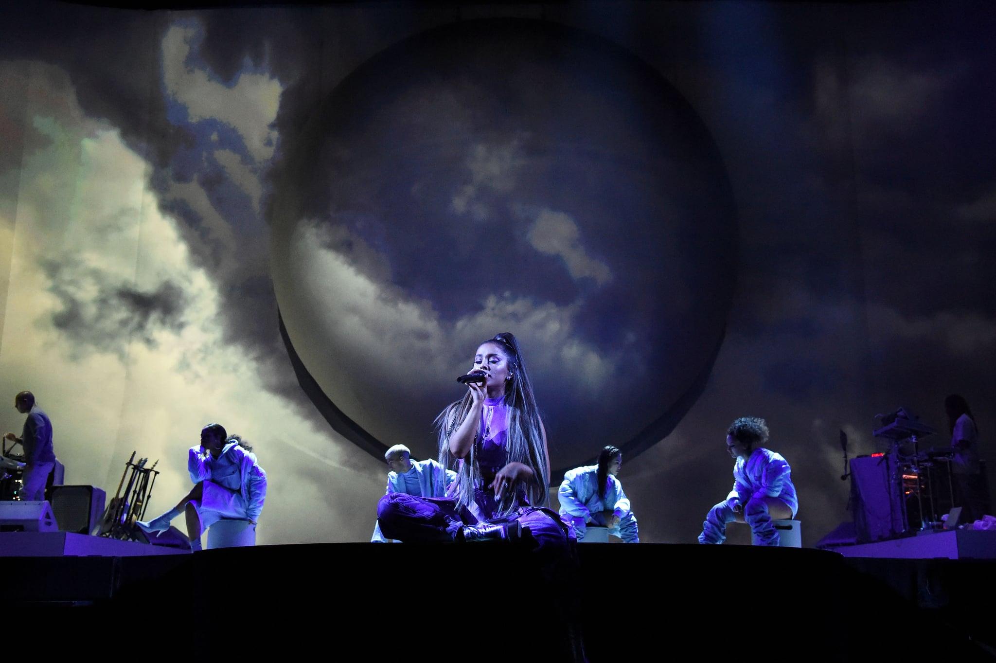 2048x1363 Ariana Grande Sweetener World Tour Picture