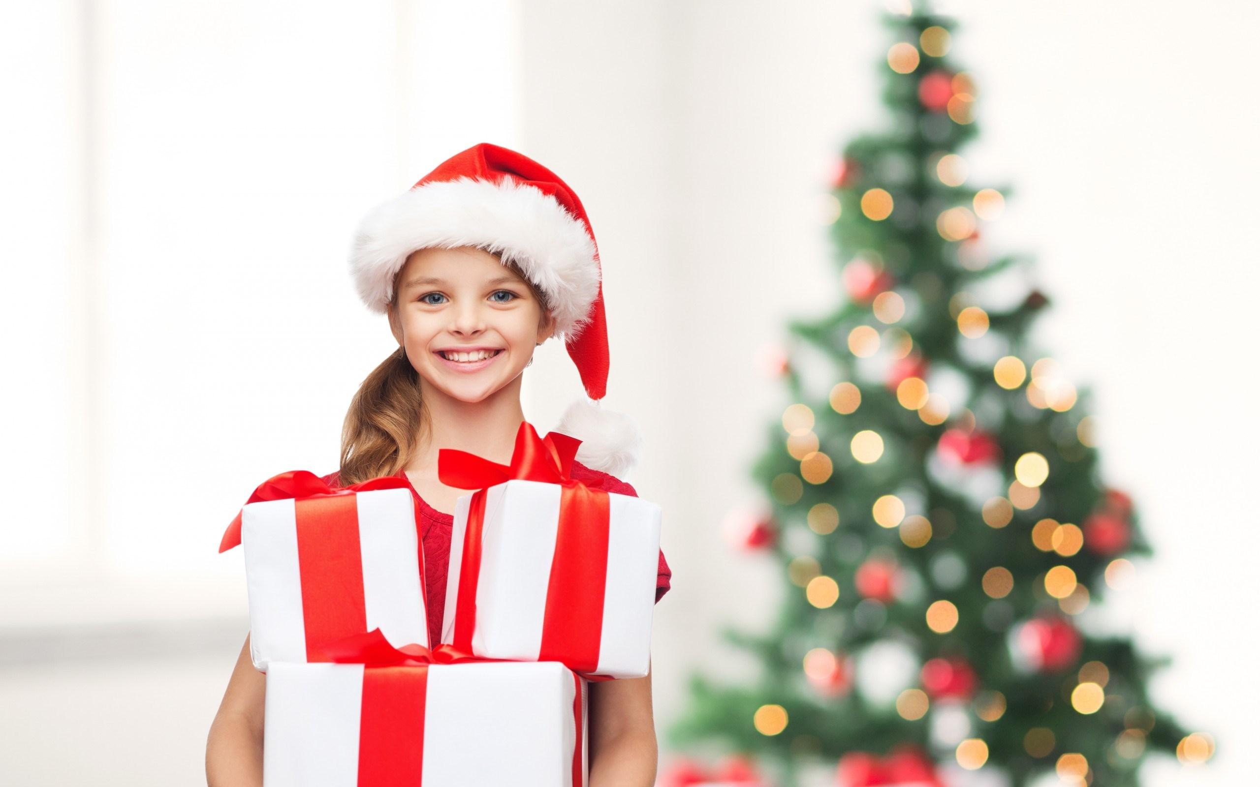 2560x1600 Merry Christmas Tree Little Girl Happy Smile Child Child Smile Wallpaper & Background Download