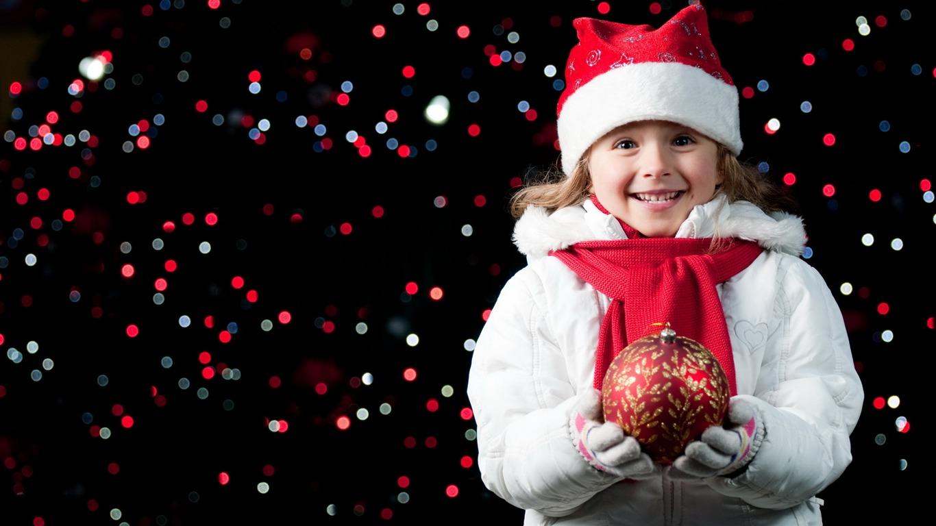 1366x768 Cute kids Merry Christmas Holiday Wallpaper 07