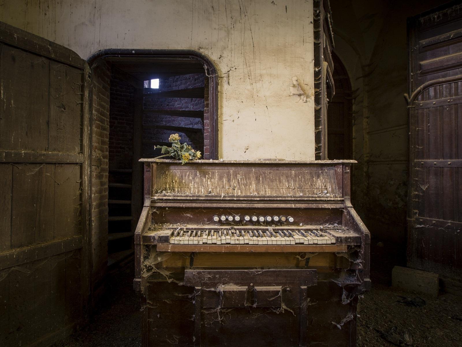 1600x1200 Wallpaper Broken piano, dust 1920x1200 HD Picture, Image