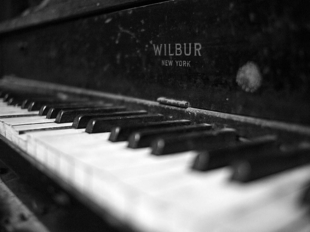 1024x768 broken piano. Wilbur Player Piano. Caetano Candal Sato