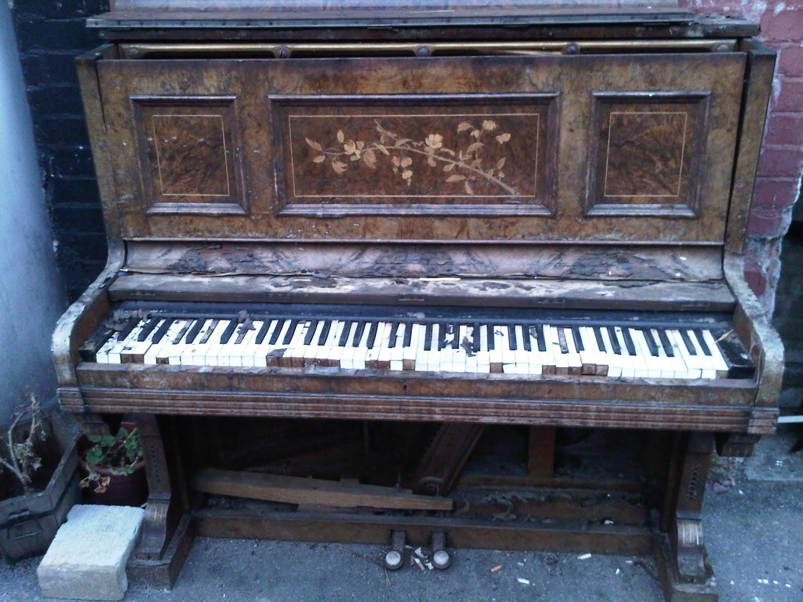 1600x1200 Broken Piano's Keyboards
