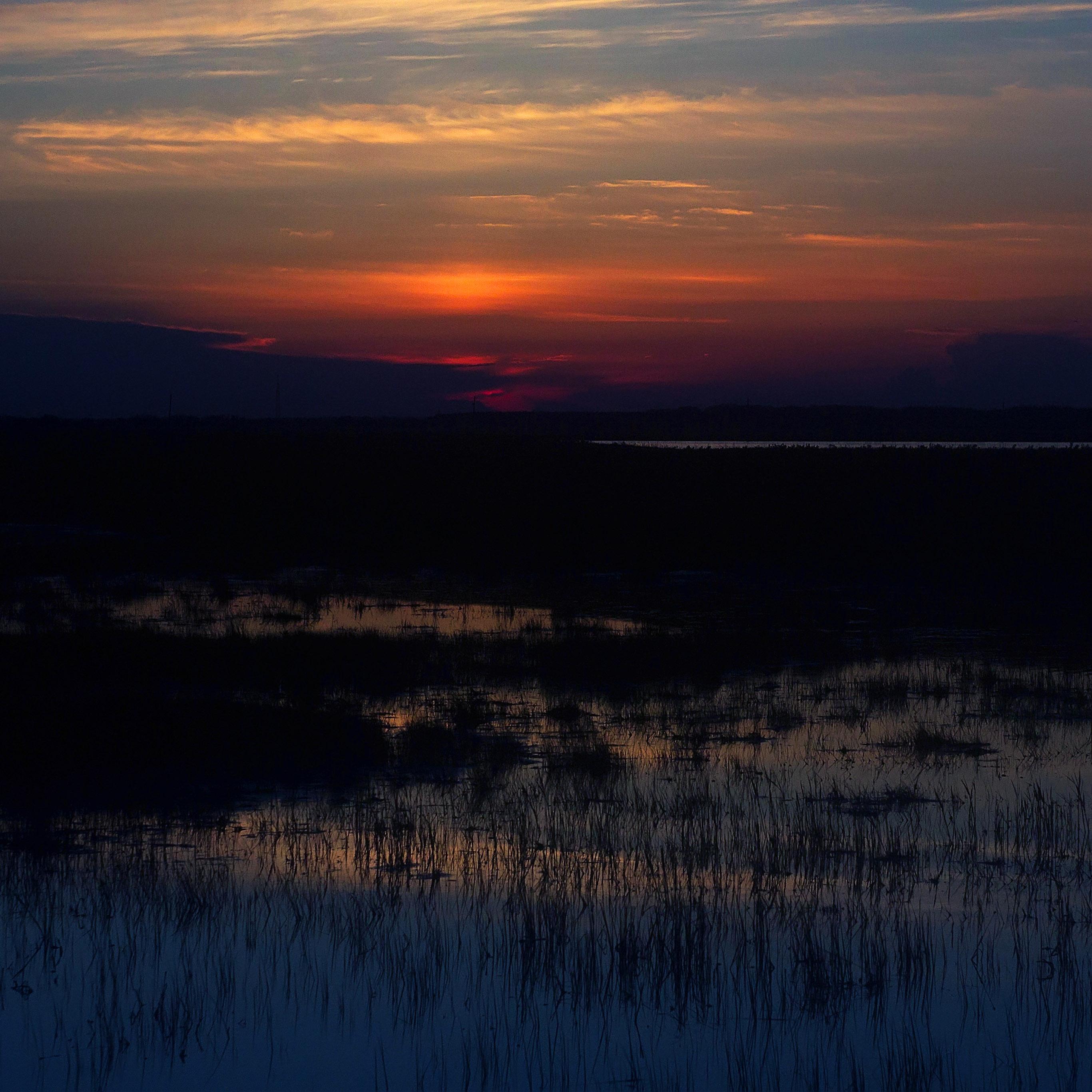 2732x2732 Sunset Nature River Lake Mountain Red Wallpaper