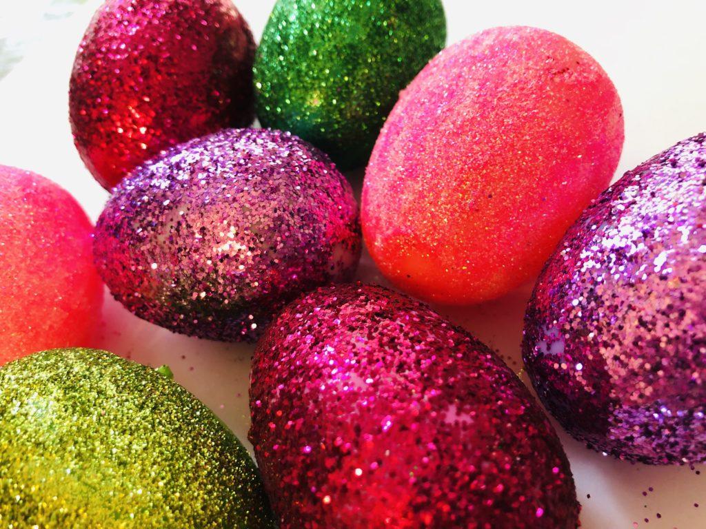 1024x768 DIY Plastic Glitter Eggs On A Dime