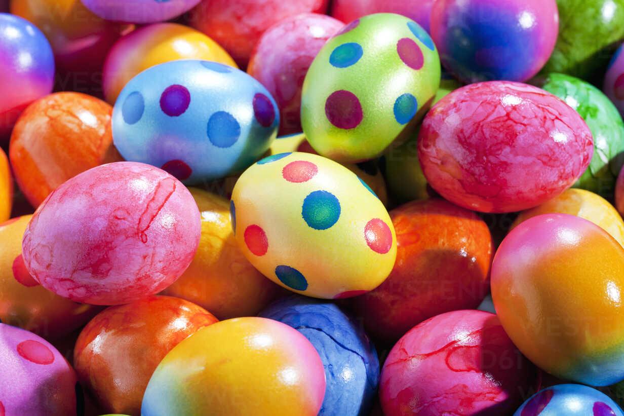 1232x821 Coloured Easter eggs