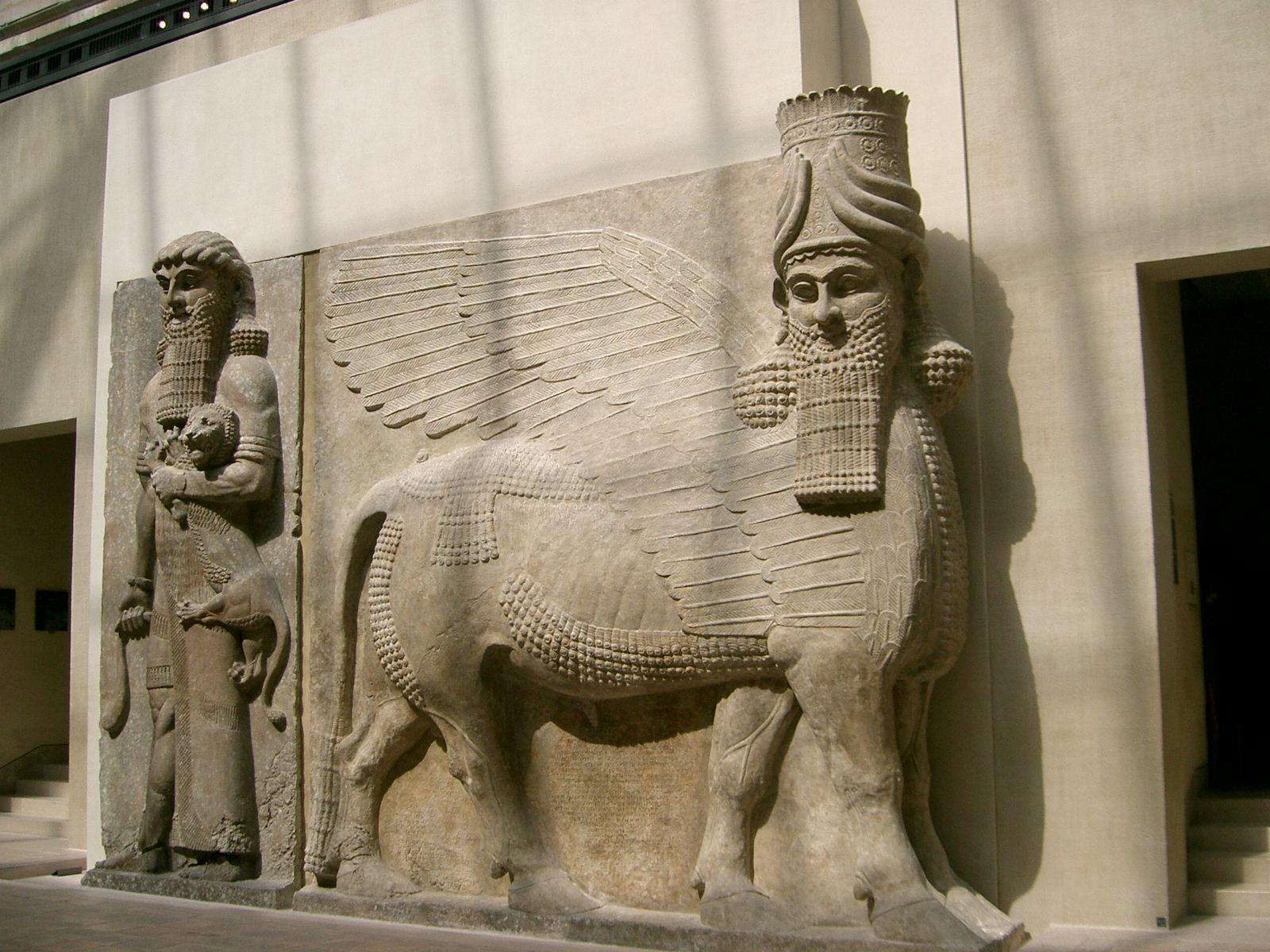 Месопотамия памятники. Шеду Ассирия скульптура. Шеду из дворца Саргона II В дур-Шаррукине. Ламассу Ассирия. Саргон 2 ассирийский царь.