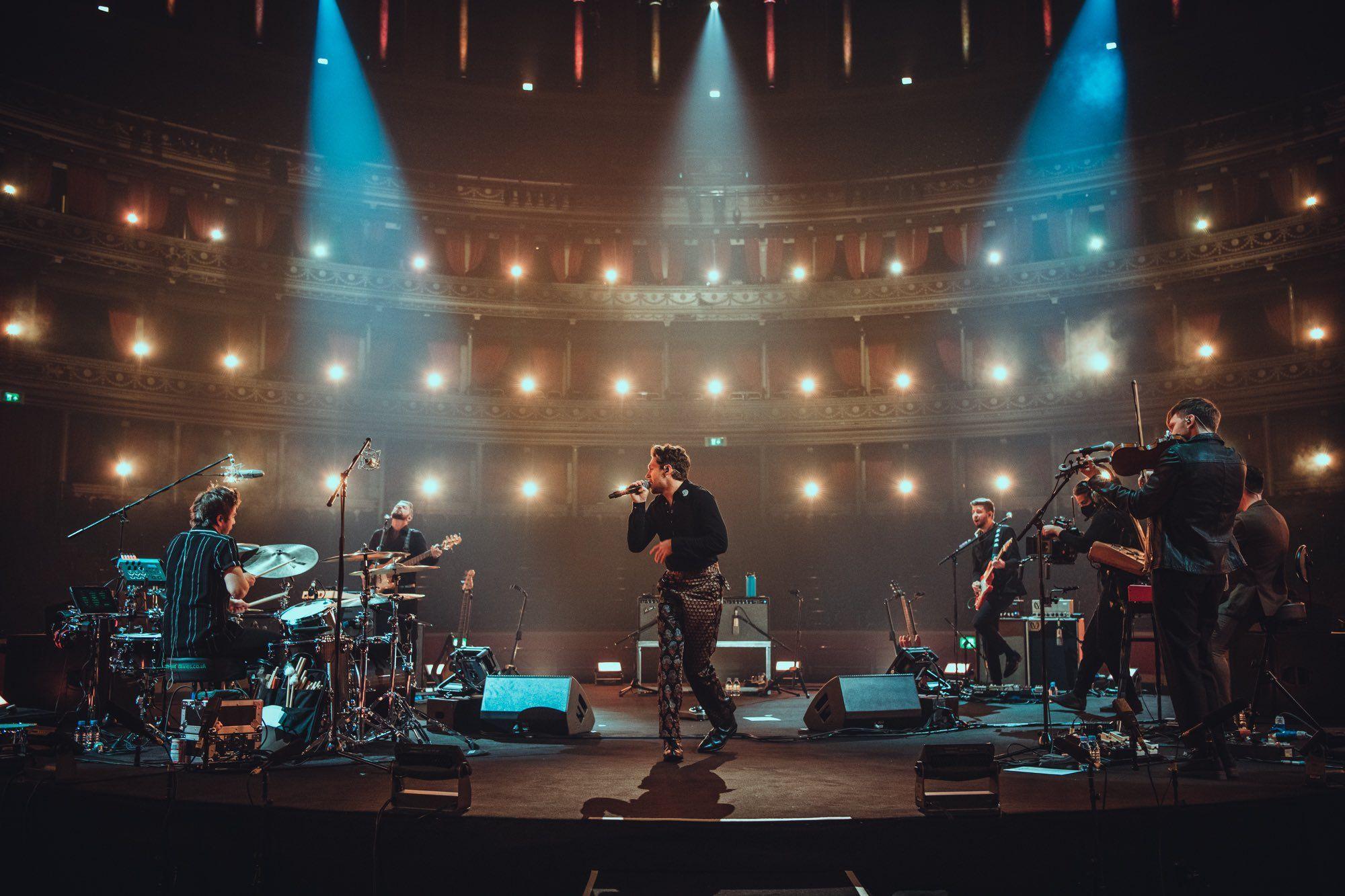 2000x1333 Niall Horan on Twitter. One direction background, Niall horan, Royal albert hall