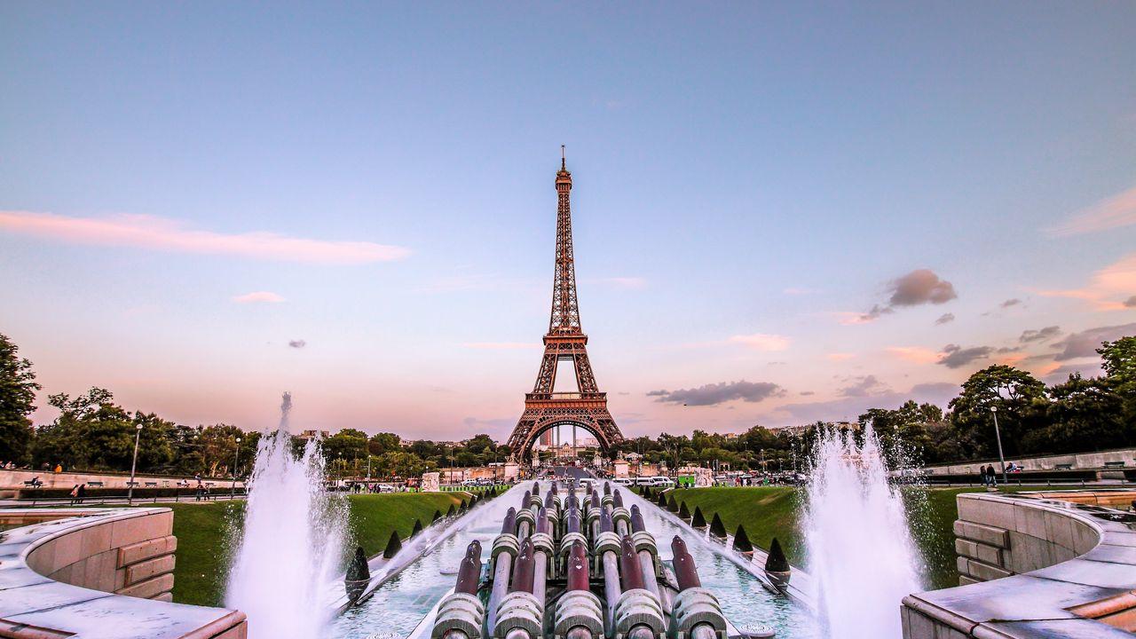 1280x720 Download wallpaper 1280x720 eiffel tower, paris, gold evening, france, fountain hd, hdv, 720p HD background